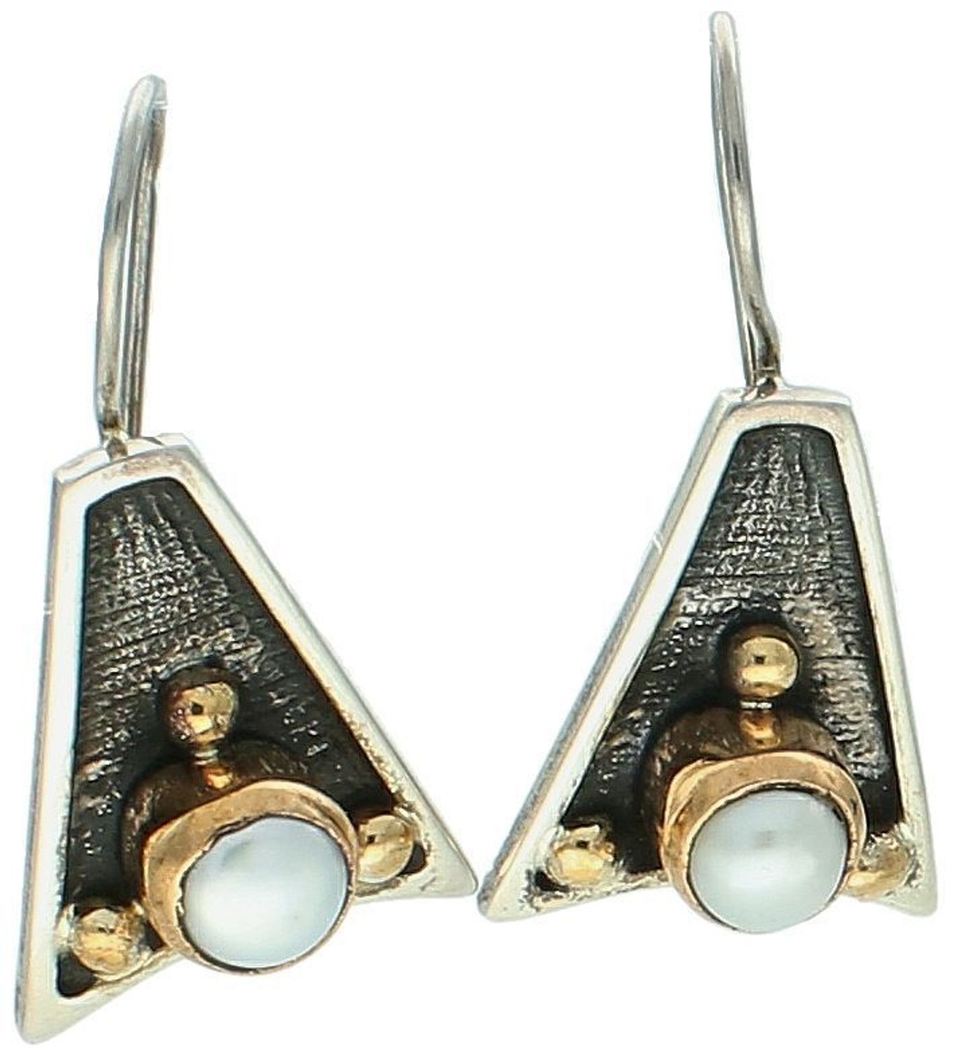 Srebrne kolczyki damskie próba 925, trójkątne oksydowane z perłami, długość 7,24 cm, zapięcie na bigiel angielski. Elegancka biżuteria na specjalne okazje.1.jpg