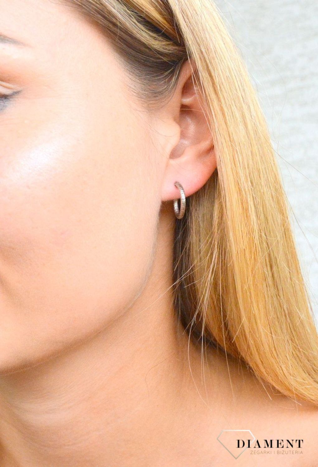 Srebrne kolczyki damskie 925 kółeczka z grawerowaniem DIA-KLC-10127-925. Srebrne kolczyki 925 małe kółeczka. Srebrne kolczyki modny wzór. Biżuteria srebrna damska. Kolczyki srebrne damskie grawerowane kółeczka idealne na preze.jpg