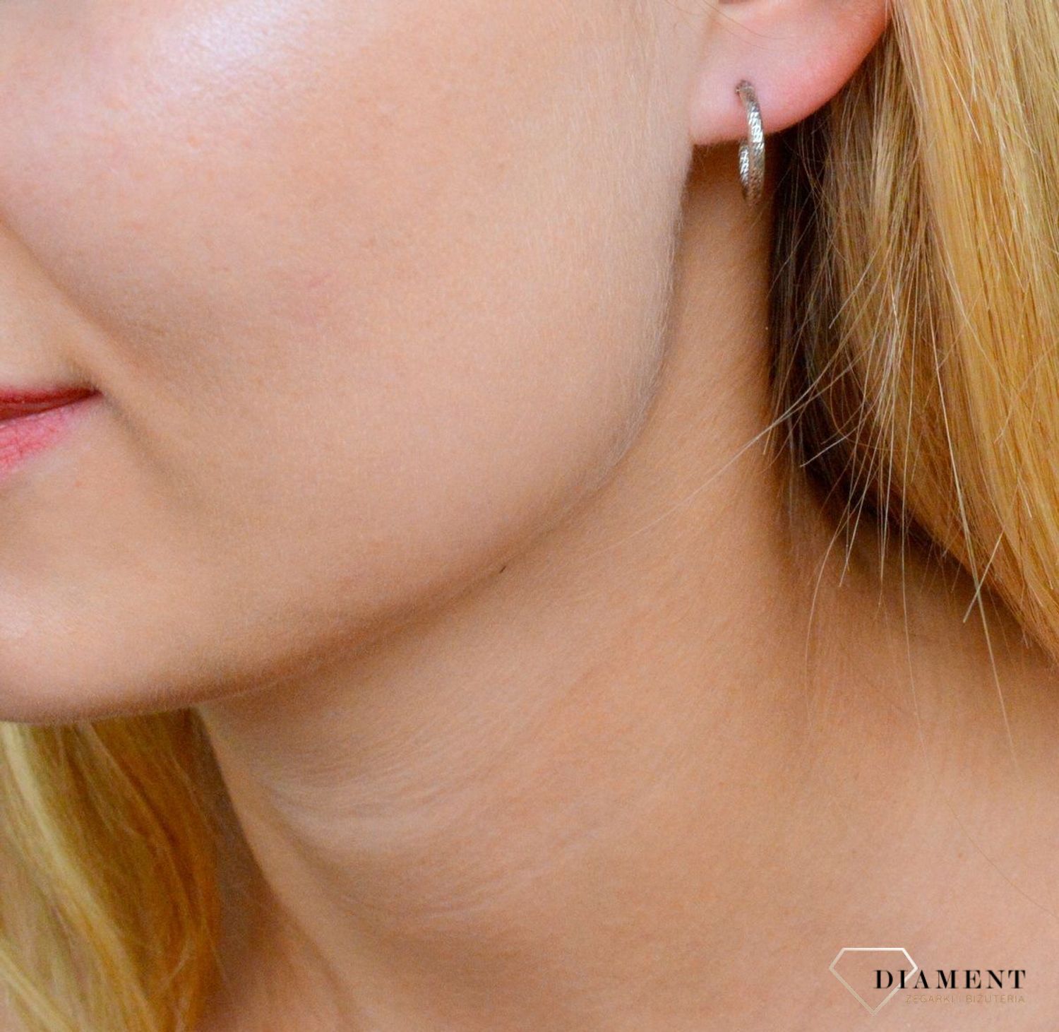 Srebrne kolczyki damskie 925 kółeczka z grawerowaniem DIA-KLC-10127-925. Srebrne kolczyki 925 małe kółeczka. Srebrne kolczyki modny wzór. Biżuteria srebrna damska. Kolczyki srebrne damskie grawerowane kółeczka idealne na preze.jpg