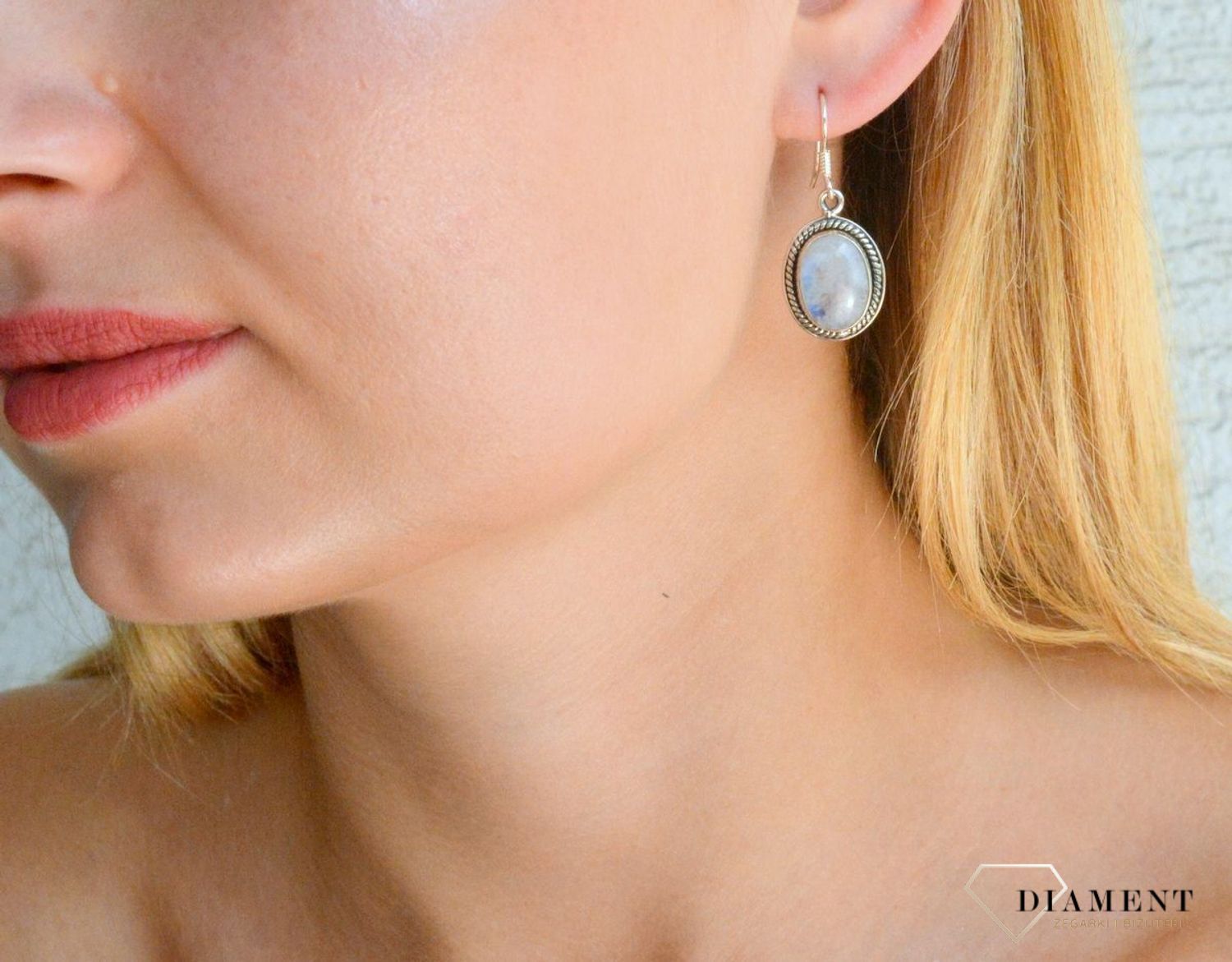 Srebrne kolczyki 925 owalne z kamieniem księżycowym DIA-KLC-10130-925. Srebrne kolczyki damskie idealne na prezent dla kobiety. Srebrne kolczyki wiszące. Srebrne kolczyki z kamieniem. Srebrne kolczyki z kamieniem księżycowym..jpg