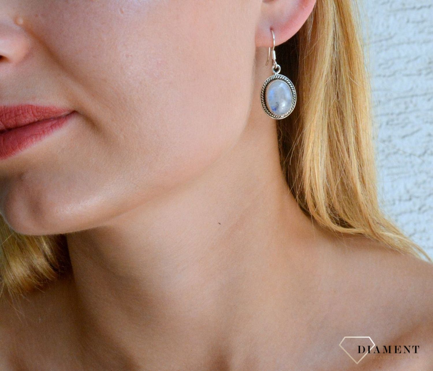 Srebrne kolczyki 925 owalne z kamieniem księżycowym DIA-KLC-10130-925. Srebrne kolczyki damskie idealne na prezent dla kobiety. Srebrne kolczyki wiszące. Srebrne kolczyki z kamieniem. Srebrne kolczyki z kamieniem księżycowym..jpg