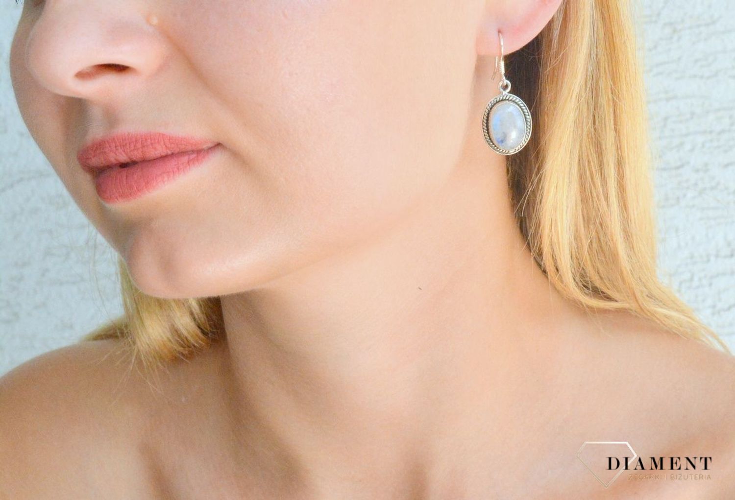 Srebrne kolczyki 925 owalne z kamieniem księżycowym DIA-KLC-10130-925. Srebrne kolczyki damskie idealne na prezent dla kobiety. Srebrne kolczyki wiszące. Srebrne kolczyki z kamieniem. Srebrne kolczyki z kamieniem księżycowym..jpg