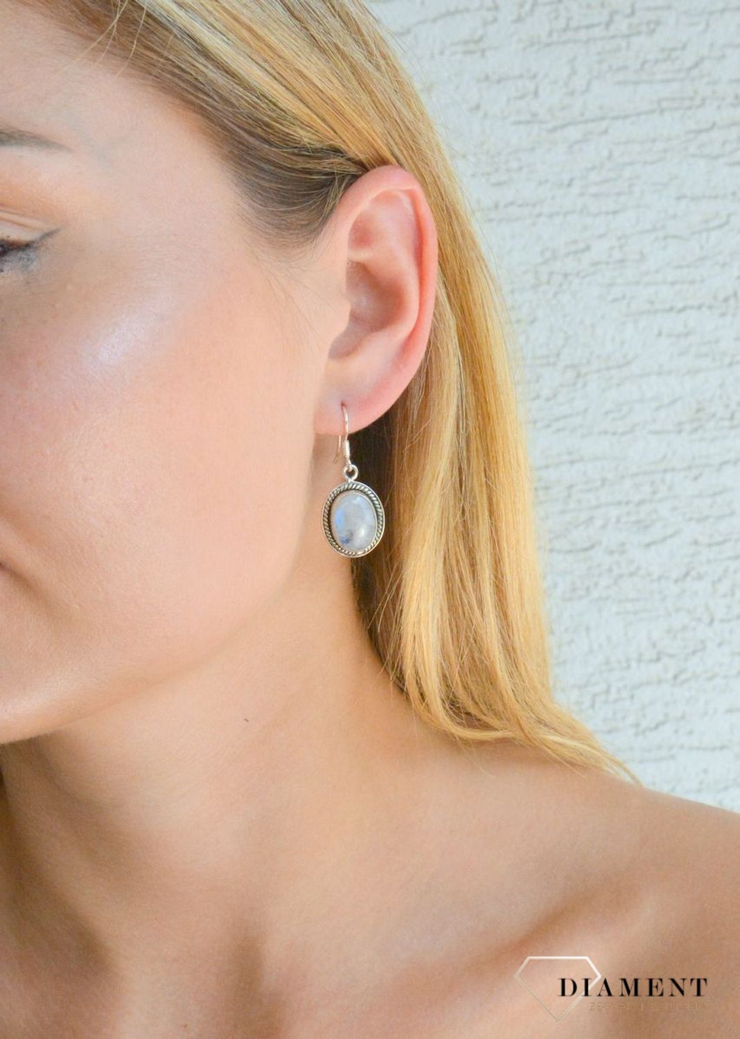 Srebrne kolczyki 925 owalne z kamieniem księżycowym DIA-KLC-10130-925. Srebrne kolczyki damskie idealne na prezent dla kobiety. Srebrne kolczyki wiszące. Srebrne kolczyki z kamieniem. Srebrne kolczyki z kamieniem księżycowym..jpg
