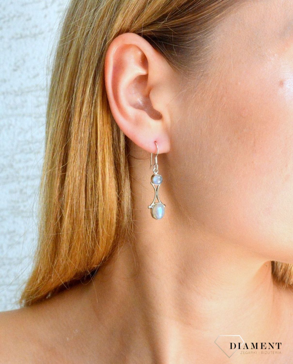 Srebrne kolczyki 925 wiszące łezki z kamieniem księżycowym DIA-KLC-10131-925. Srebrne kolczyki damskie idealne na prezent dla kobiety. Srebrne kolczyki wiszące. Srebrne kolczyki z kamieniem. Srebrne kolczyki z kamieniem księży.jpg