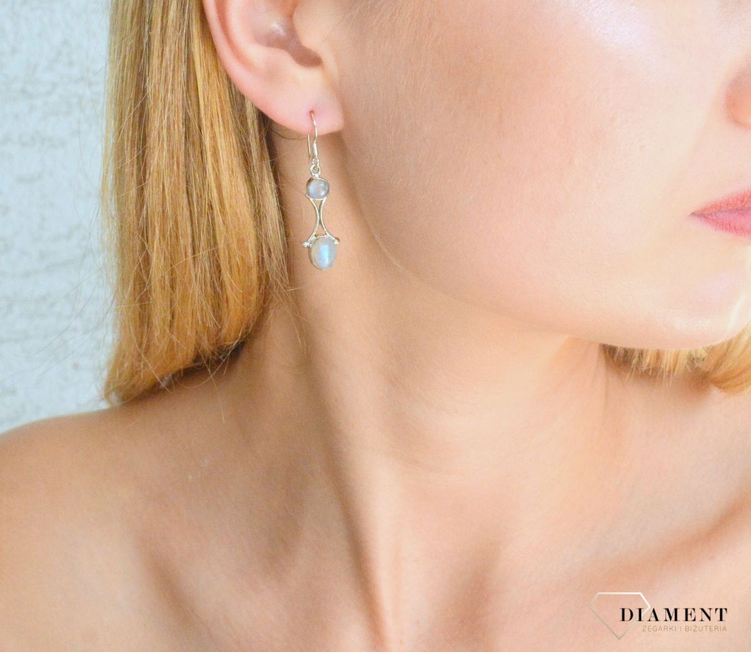 Srebrne kolczyki 925 wiszące łezki z kamieniem księżycowym DIA-KLC-10131-925. Srebrne kolczyki damskie idealne na prezent dla kobiety. Srebrne kolczyki wiszące. Srebrne kolczyki z kamieniem. Srebrne kolczyki z kamieniem księży.jpg