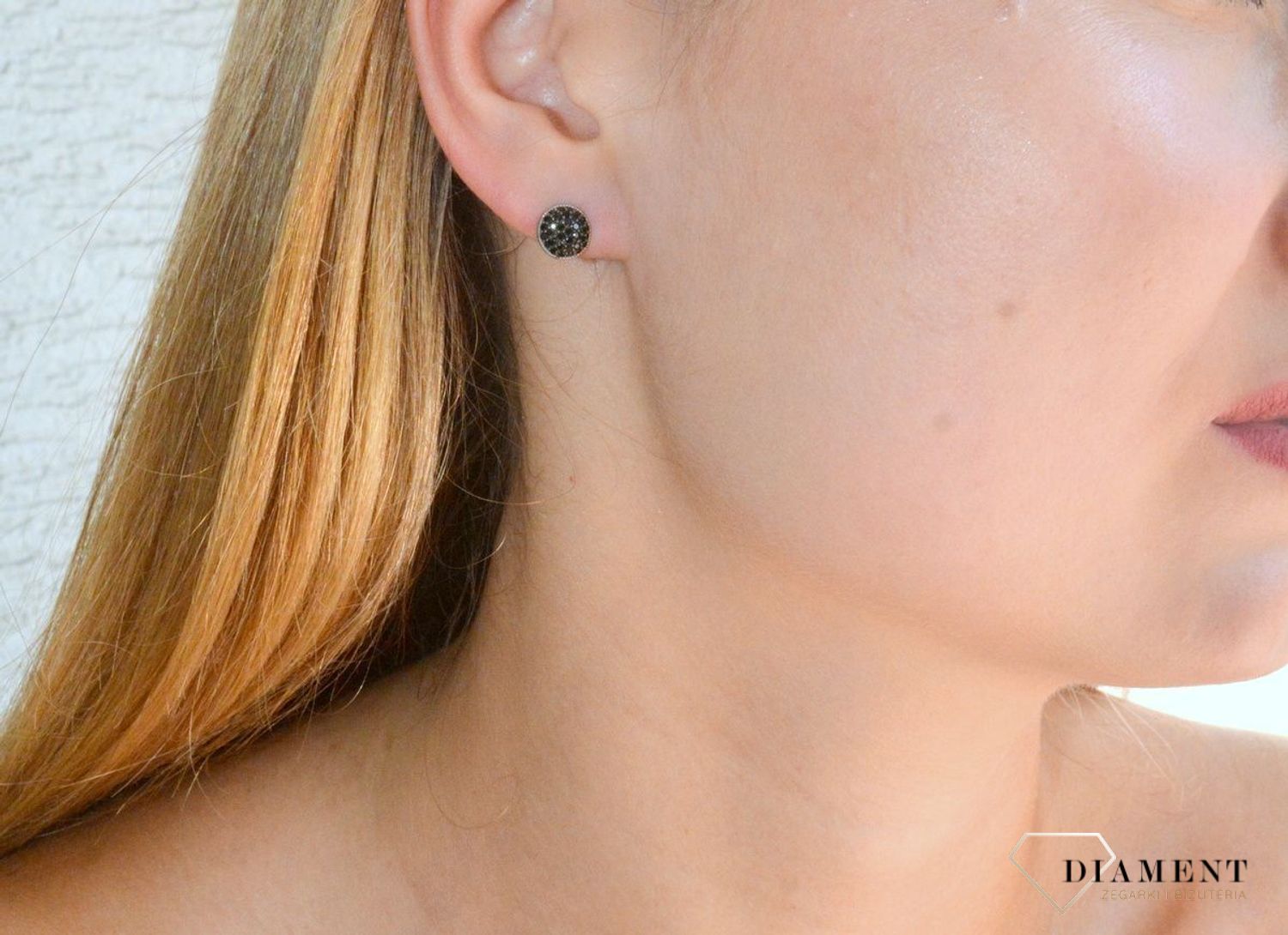 Kolczyki srebrne damskie na sztyft z czarną cyrkonią półokrągłe DIA-KLC-10155-925. Srebrne kolczyki 925 wkrętki półokrągłe. Delikatne srebrne kolczyki modny wzór czarne cyrkonie. Biżuteria srebrna damska..jpg