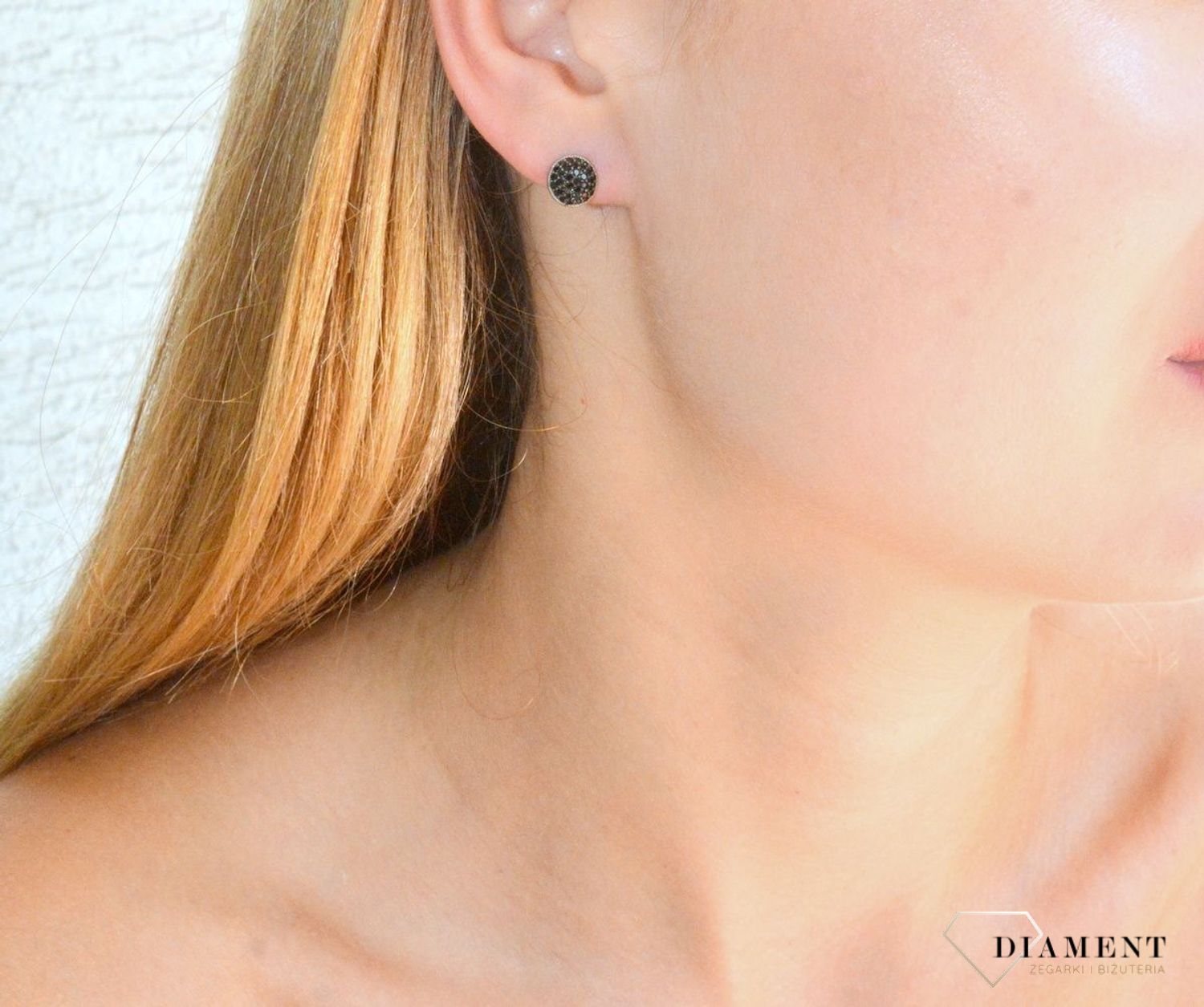 Kolczyki srebrne damskie na sztyft z czarną cyrkonią półokrągłe DIA-KLC-10155-925. Srebrne kolczyki 925 wkrętki półokrągłe. Delikatne srebrne kolczyki modny wzór czarne cyrkonie. Biżuteria srebrna damska..jpg