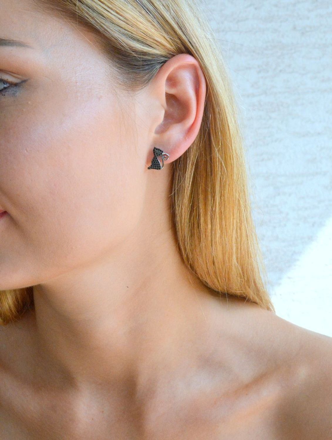 Kolczyki srebrne damskie na sztyft kotki z czarną cyrkonią DIA-KLC-10157-925. Srebrne kolczyki 925 kotki z czarną cyrkonią. Delikatne srebrne kolczyki modny wzór z cyrkonią. Biżuteria srebrna damska..jpg