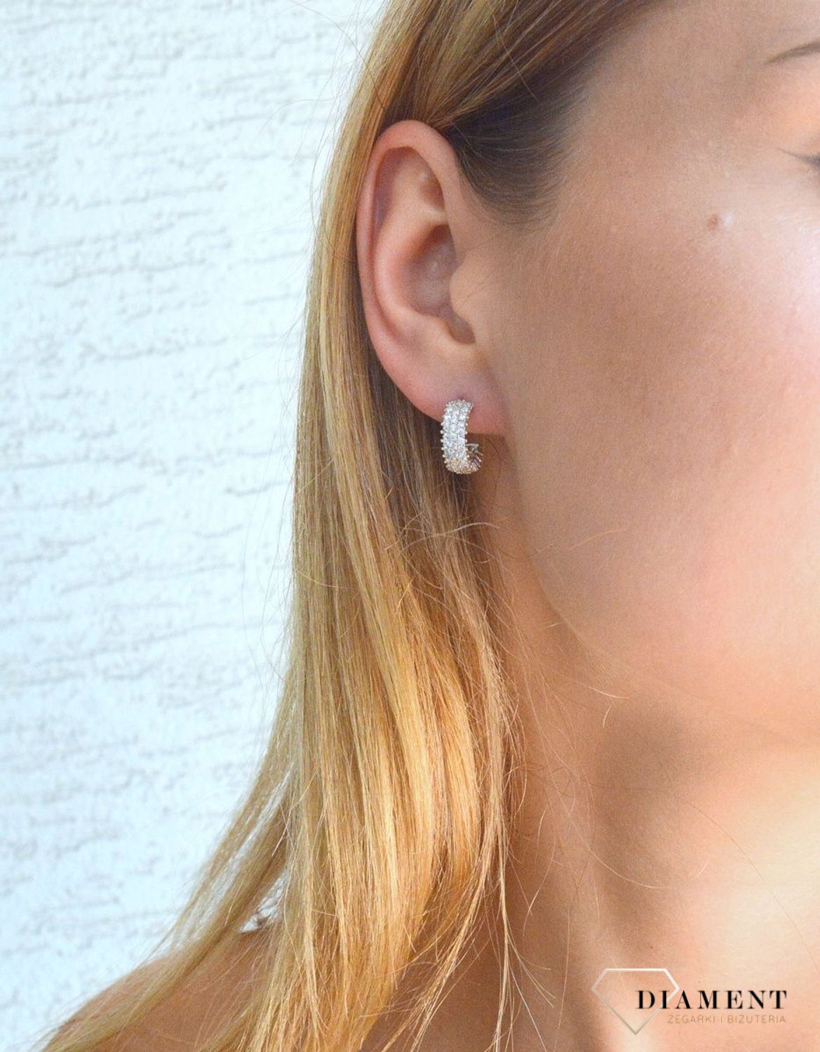 Kolczyki srebrne okrągłe bogato zdobione cyrkoniami DIA-KLC-10158-925. Srebrne kolczyki wkrętki. Srebrne kolczyki z cyrkoniami. Kolczyki srebrne idealna na prezent dla kobiety (2).jpg