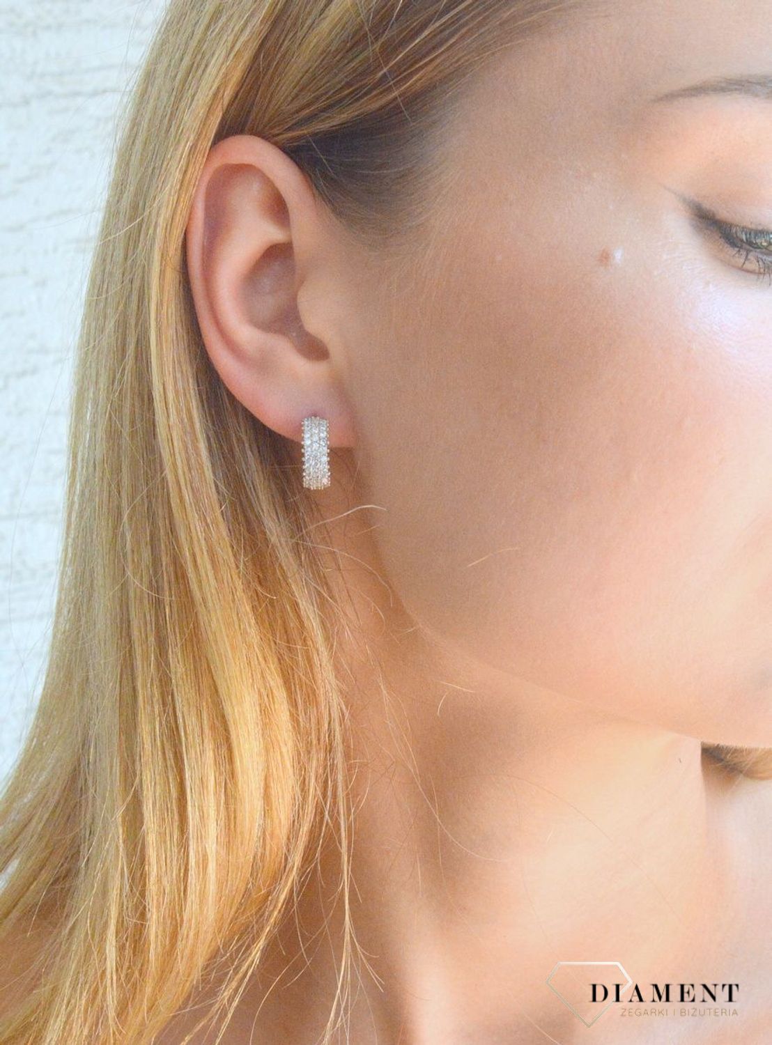 Kolczyki srebrne okrągłe bogato zdobione cyrkoniami DIA-KLC-10158-925. Srebrne kolczyki wkrętki. Srebrne kolczyki z cyrkoniami. Kolczyki srebrne idealna na prezent dla kobiety (2).jpg