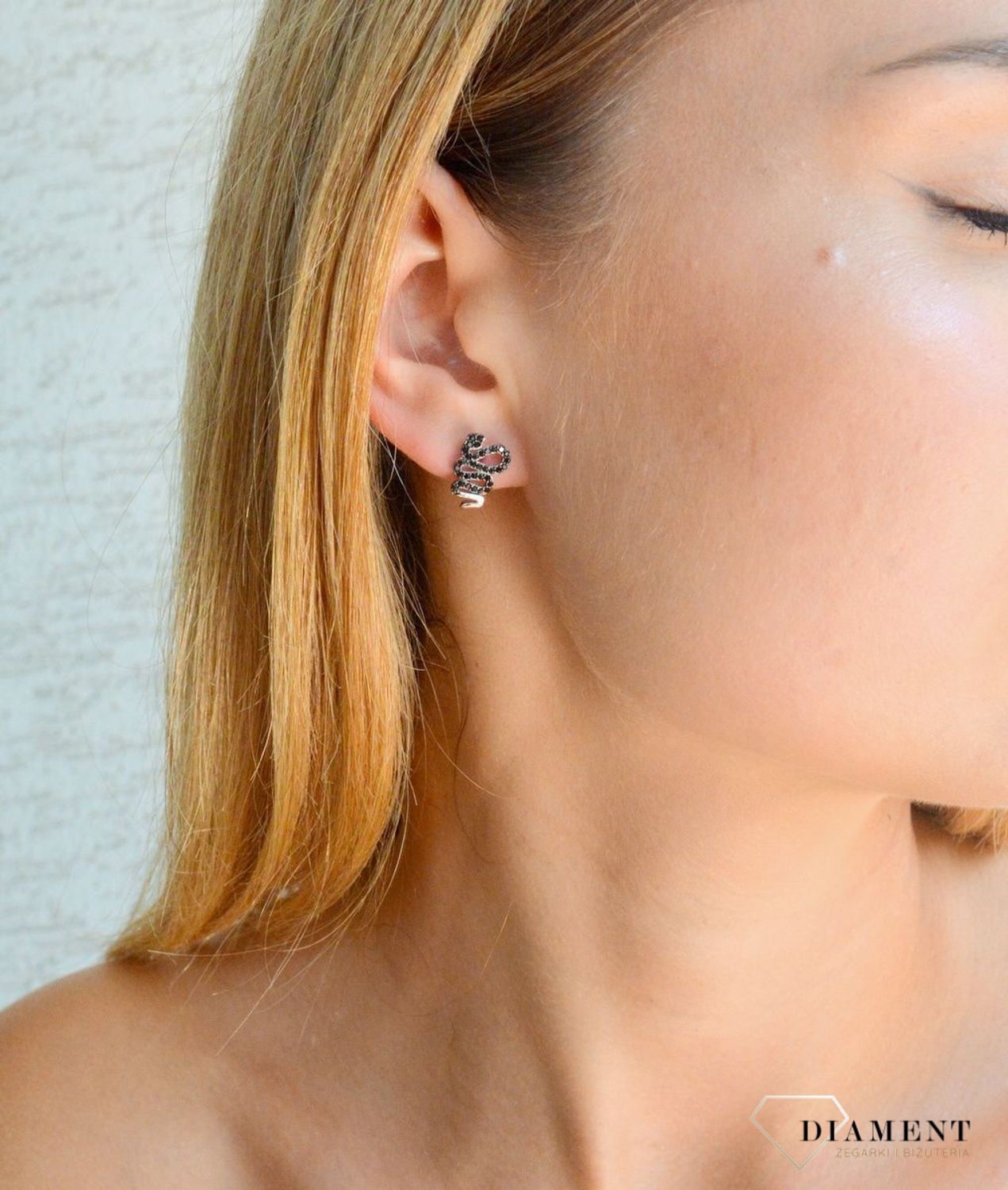 Kolczyki srebrne damskie na sztyft żmijka z czarną cyrkonią DIA-KLC-10168-925. Srebrne kolczyki 925 wkrętki z czarną cyrkonią. Delikatne srebrne kolczyki modny wzór żmijki. Biżuteria srebrna damska..jpg
