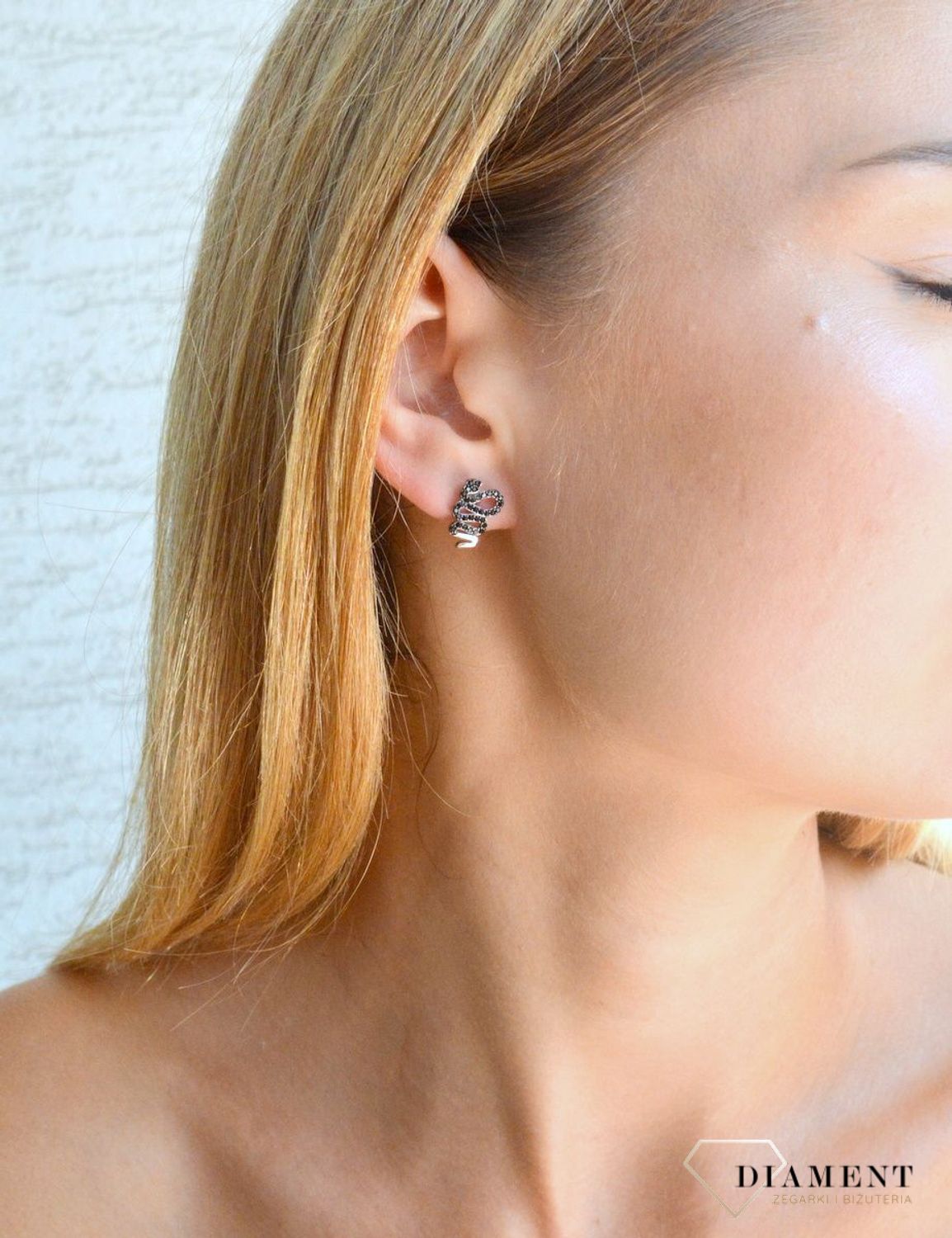 Kolczyki srebrne damskie na sztyft żmijka z czarną cyrkonią DIA-KLC-10168-925. Srebrne kolczyki 925 wkrętki z czarną cyrkonią. Delikatne srebrne kolczyki modny wzór żmijki. Biżuteria srebrna damska..jpg