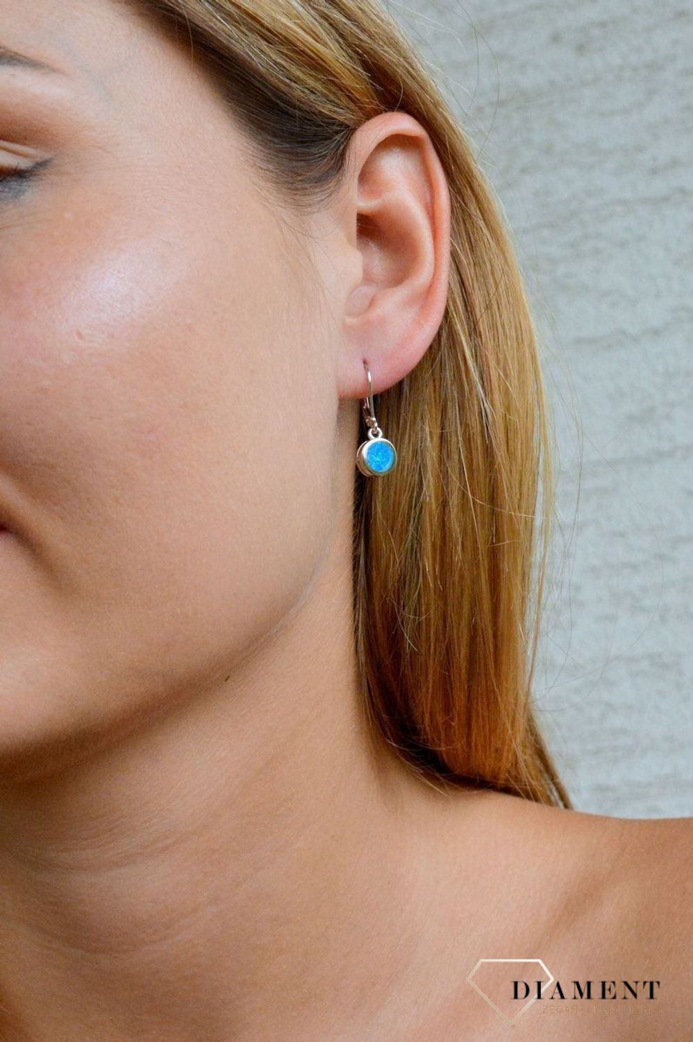 Srebrne kolczyki 925 wiszące z okrągłym niebieskim opalem DIA-KLC-10175-925. Srebrne kolczyki damskie idealne na prezent dla kobiety. Srebrne kolczyki wiszące. Srebrne kolczyki z kamieniem. Srebrne kolczyki z opalem..jpg