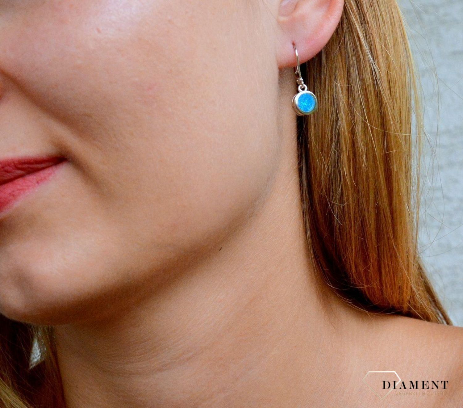 Srebrne kolczyki 925 wiszące z okrągłym niebieskim opalem DIA-KLC-10175-925. Srebrne kolczyki damskie idealne na prezent dla kobiety. Srebrne kolczyki wiszące. Srebrne kolczyki z kamieniem. Srebrne kolczyki z opalem..jpg