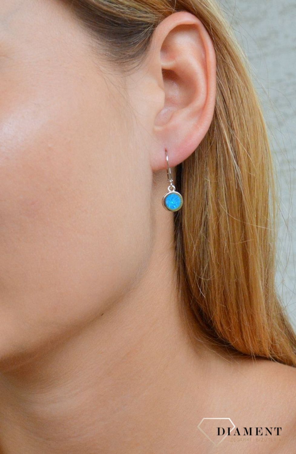 Srebrne kolczyki 925 wiszące z okrągłym niebieskim opalem DIA-KLC-10175-925. Srebrne kolczyki damskie idealne na prezent dla kobiety. Srebrne kolczyki wiszące. Srebrne kolczyki z kamieniem. Srebrne kolczyki z opalem..jpg