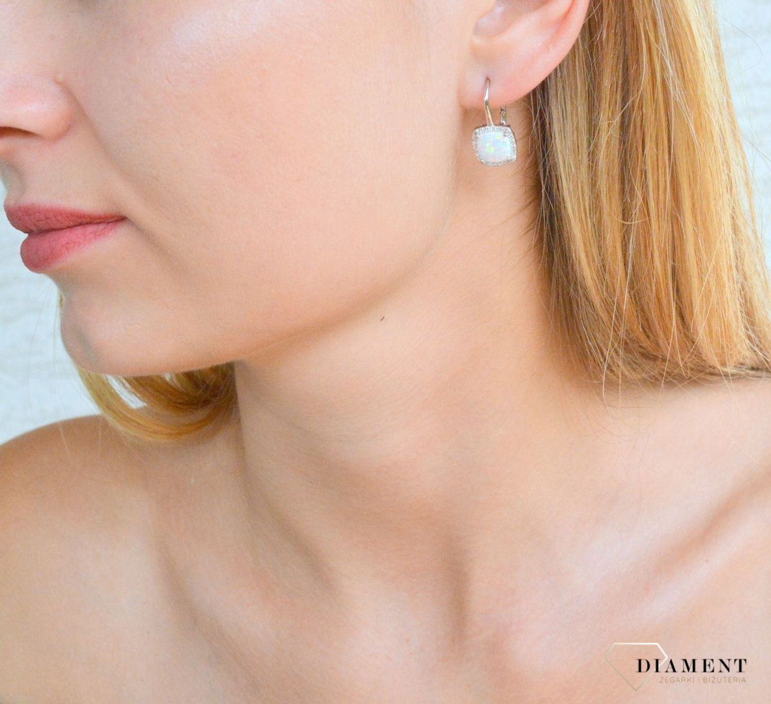 Srebrne kolczyki 925 wiszące kwadraty z opalem i cyrkoniami DIA-KLC-10180-925. Srebrne kolczyki damskie idealne na prezent dla kobiety. Srebrne kolczyki wiszące. Srebrne kolczyki z kamieniem. Srebrne kolczyki z opalem..jpg