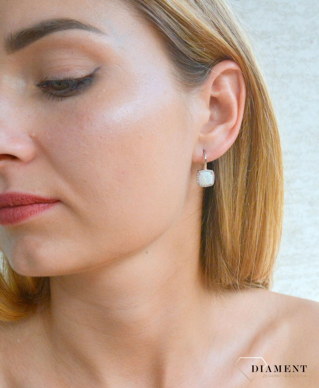 Srebrne kolczyki 925 wiszące kwadraty z opalem i cyrkoniami DIA-KLC-10180-925. Srebrne kolczyki damskie idealne na prezent dla kobiety. Srebrne kolczyki wiszące. Srebrne kolczyki z kamieniem. Srebrne kolczyki z opalem..jpg