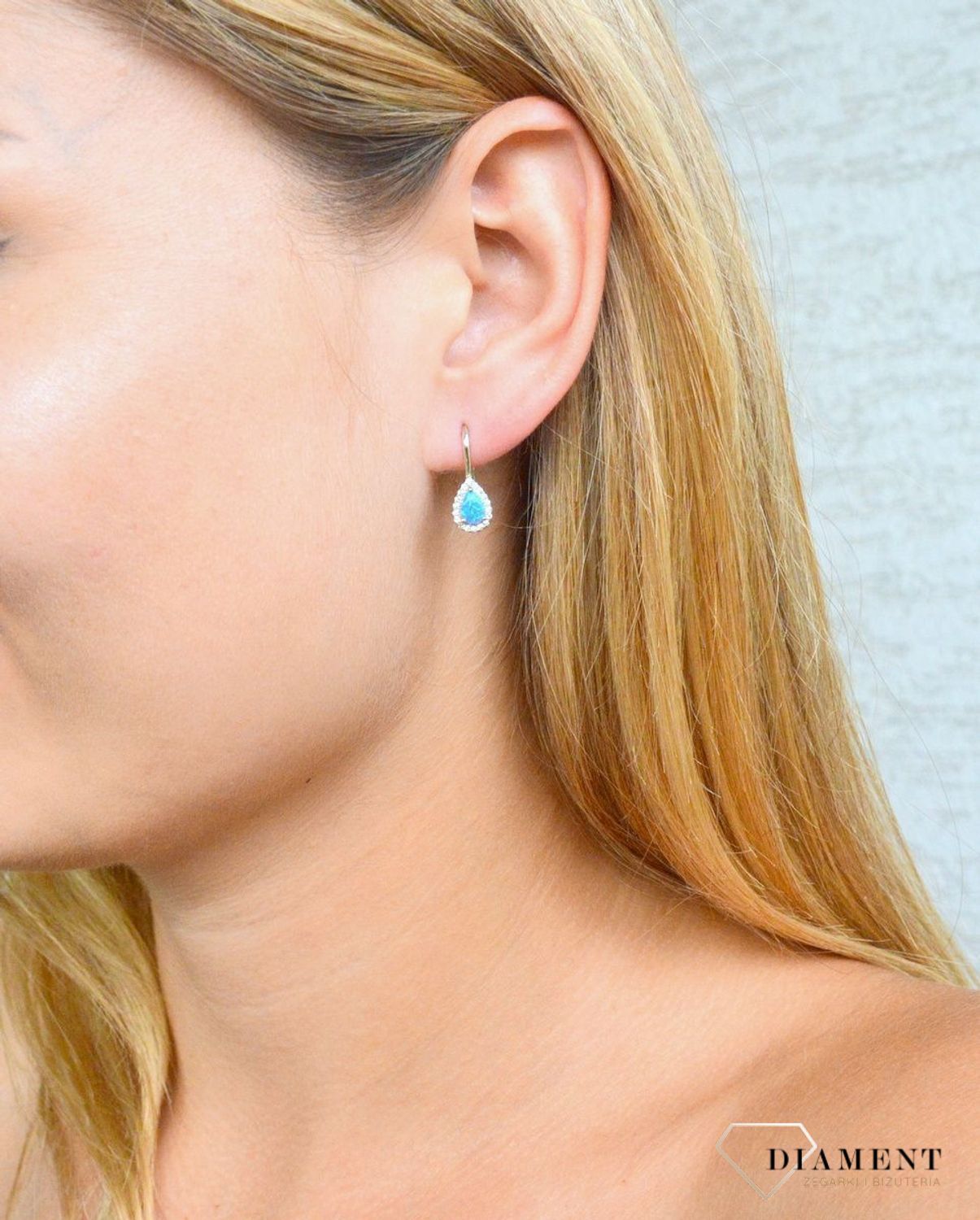 Srebrne kolczyki 925 wiszące łezki z niebieskim opalem i cyrkoniami DIA-KLC-10181-925. Srebrne kolczyki damskie idealne na prezent dla kobiety. Srebrne kolczyki wiszące. Srebrne kolczyki z kamieniem. Srebrne kolczyki z opalem..jpg