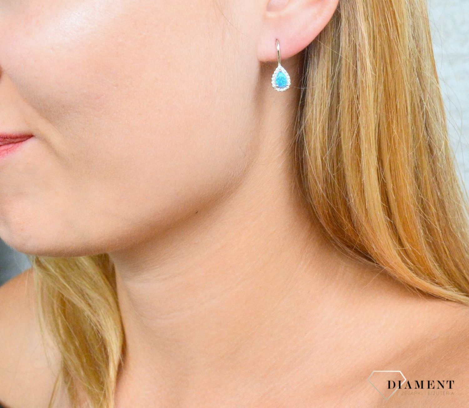 Srebrne kolczyki 925 wiszące łezki z niebieskim opalem i cyrkoniami DIA-KLC-10181-925. Srebrne kolczyki damskie idealne na prezent dla kobiety. Srebrne kolczyki wiszące. Srebrne kolczyki z kamieniem. Srebrne kolczyki z opalem..jpg