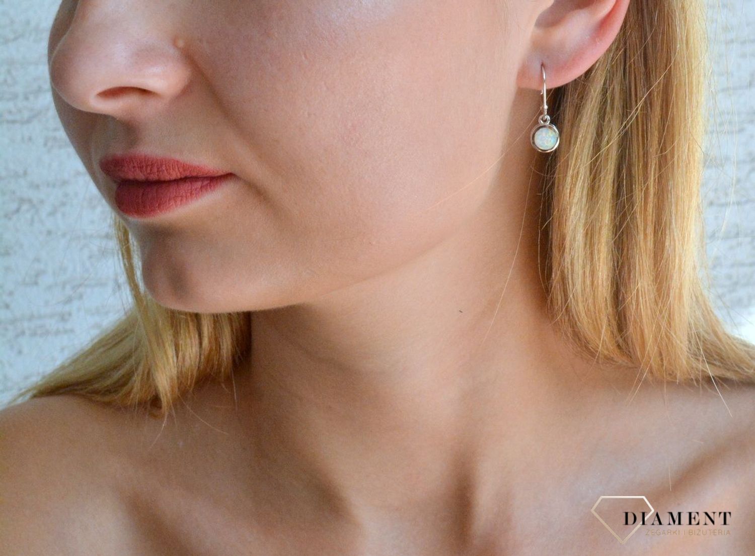Srebrne kolczyki 925 wiszące z okrągłym opalem DIA-KLC-10184-925. Srebrne kolczyki damskie idealne na prezent dla kobiety. Srebrne kolczyki wiszące. Srebrne kolczyki z kamieniem. Srebrne kolczyki z opalem..jpg