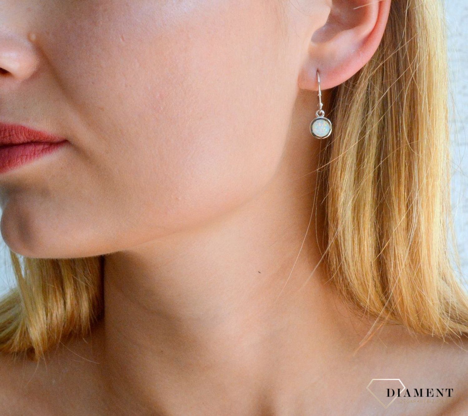 Srebrne kolczyki 925 wiszące z okrągłym opalem DIA-KLC-10184-925. Srebrne kolczyki damskie idealne na prezent dla kobiety. Srebrne kolczyki wiszące. Srebrne kolczyki z kamieniem. Srebrne kolczyki z opalem..jpg