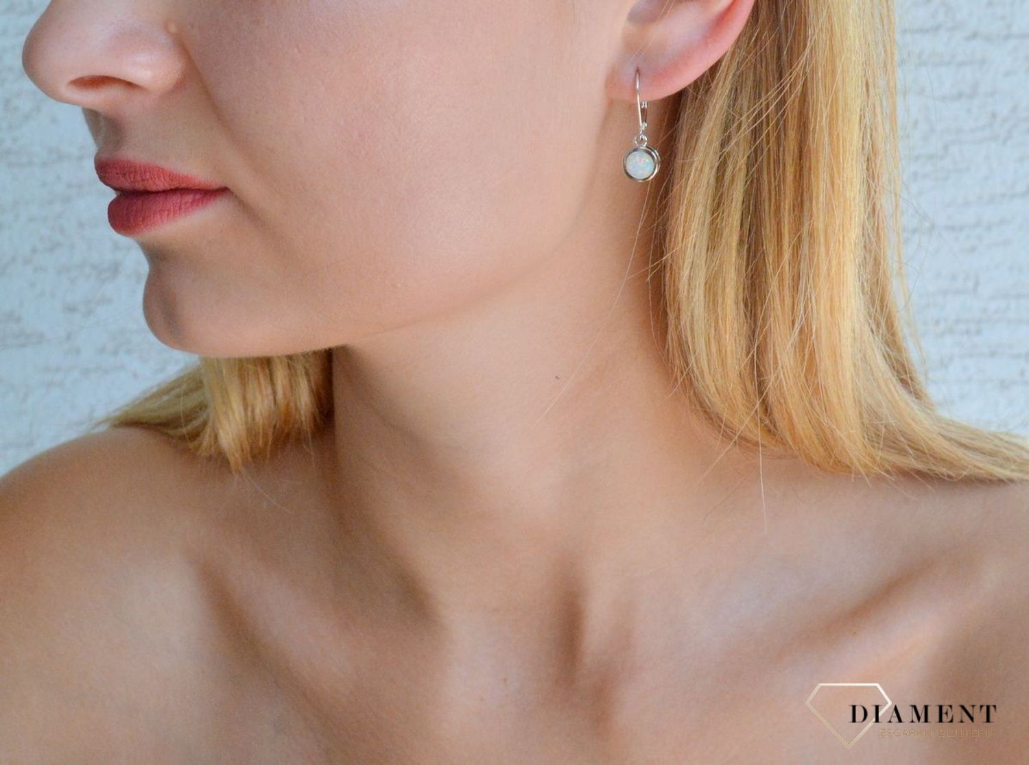 Srebrne kolczyki 925 wiszące z okrągłym opalem DIA-KLC-10184-925. Srebrne kolczyki damskie idealne na prezent dla kobiety. Srebrne kolczyki wiszące. Srebrne kolczyki z kamieniem. Srebrne kolczyki z opalem..jpg