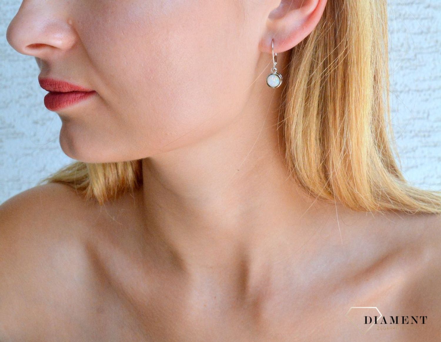 Srebrne kolczyki 925 wiszące z okrągłym opalem DIA-KLC-10184-925. Srebrne kolczyki damskie idealne na prezent dla kobiety. Srebrne kolczyki wiszące. Srebrne kolczyki z kamieniem. Srebrne kolczyki z opalem..jpg