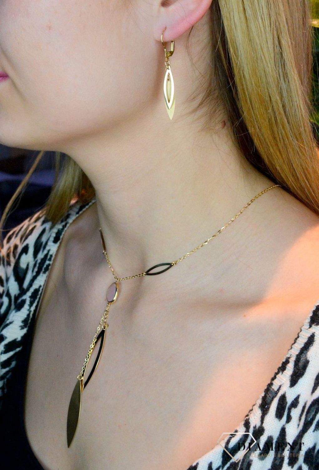 Złote kolczyki 585 wiszące podłużne elementy DIA-KLC-10211G-585. Złote kolczyki wykonane z najwyższej jakości żółtego złota, próba 585, waga około 2,63 gram. Kolczyki w minimalistycznym stylu, wpisujące się w obecne tren.jpg