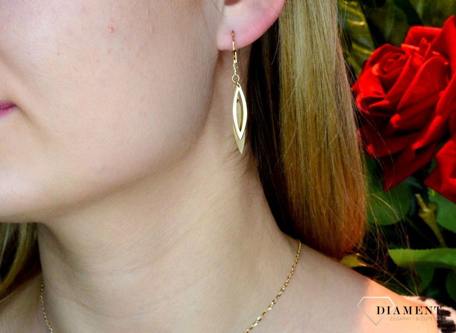 Złote kolczyki 585 wiszące podłużne elementy DIA-KLC-10211G-585. Złote kolczyki wykonane z najwyższej jakości żółtego złota, próba 585, waga około 2,63 gram. Kolczyki w minimalistycznym stylu, wpisujące się w obecne tren.jpg