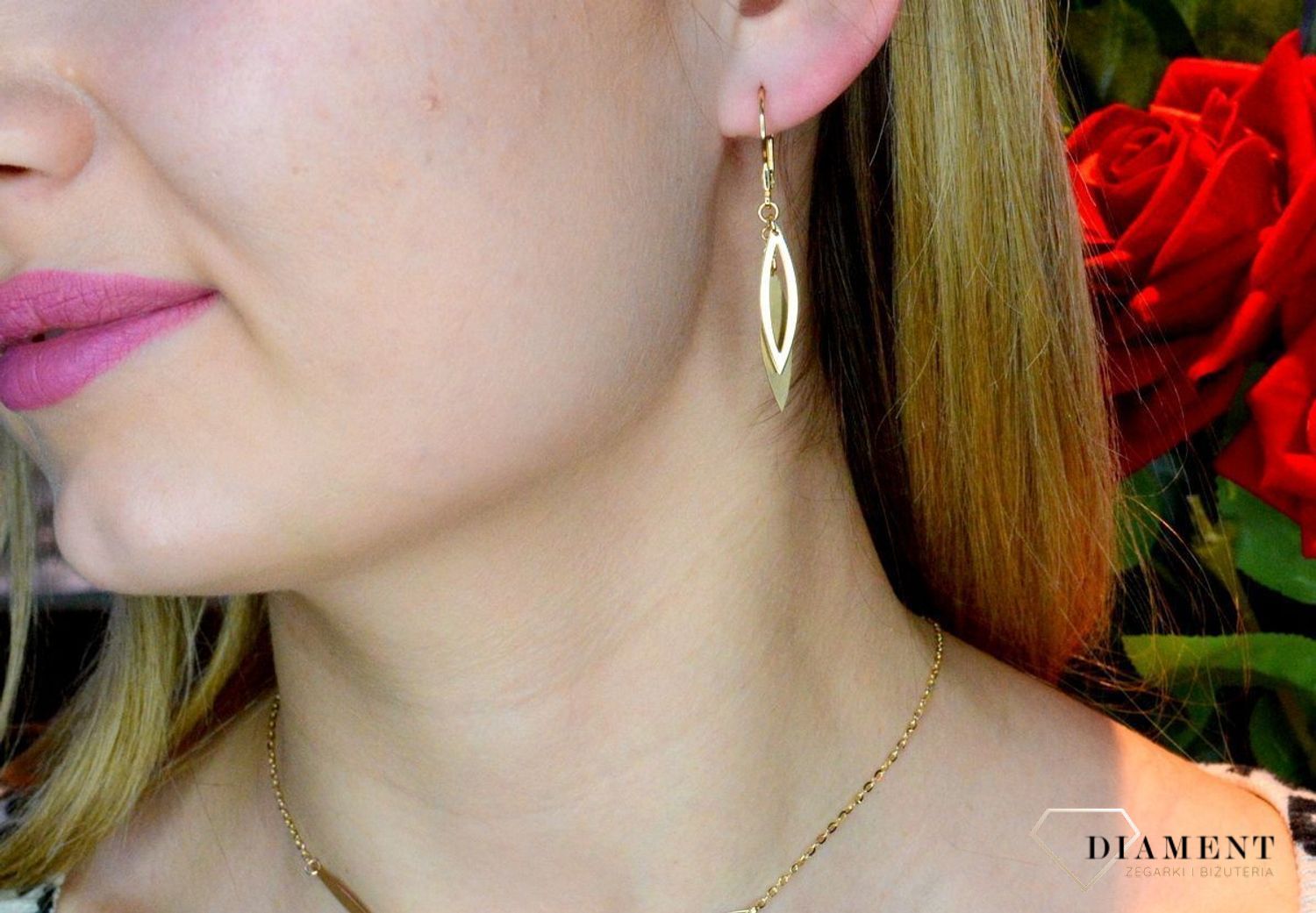 Złote kolczyki 585 wiszące podłużne elementy DIA-KLC-10211G-585. Złote kolczyki wykonane z najwyższej jakości żółtego złota, próba 585, waga około 2,63 gram. Kolczyki w minimalistycznym stylu, wpisujące się w obecne tren.jpg