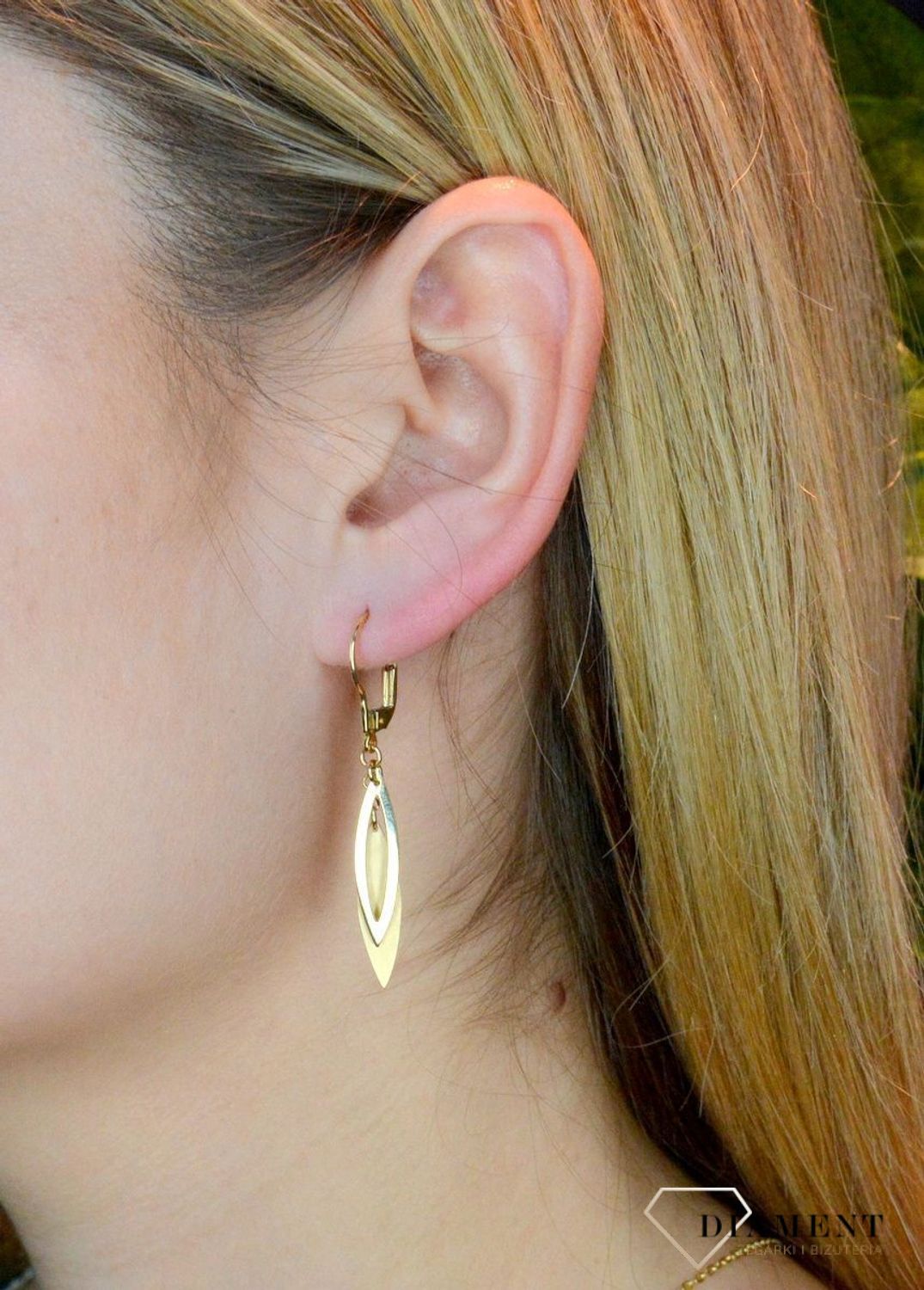 Złote kolczyki 585 wiszące podłużne elementy DIA-KLC-10211G-585. Złote kolczyki wykonane z najwyższej jakości żółtego złota, próba 585, waga około 2,63 gram. Kolczyki w minimalistycznym stylu, wpisujące się w obecne tren.jpg