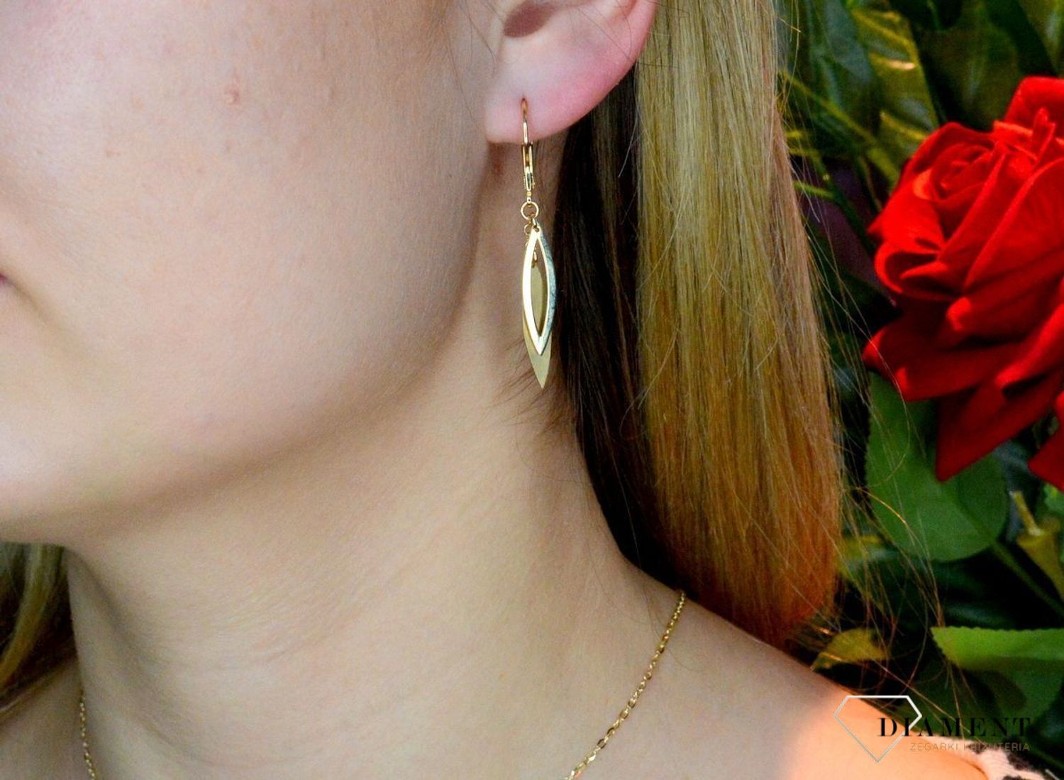 Złote kolczyki 585 wiszące podłużne elementy DIA-KLC-10211G-585. Złote kolczyki wykonane z najwyższej jakości żółtego złota, próba 585, waga około 2,63 gram. Kolczyki w minimalistycznym stylu, wpisujące się w obecne tren.jpg