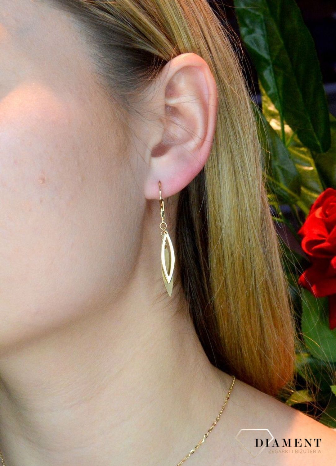 Złote kolczyki 585 wiszące podłużne elementy DIA-KLC-10211G-585. Złote kolczyki wykonane z najwyższej jakości żółtego złota, próba 585, waga około 2,63 gram. Kolczyki w minimalistycznym stylu, wpisujące się w obecne tren.jpg