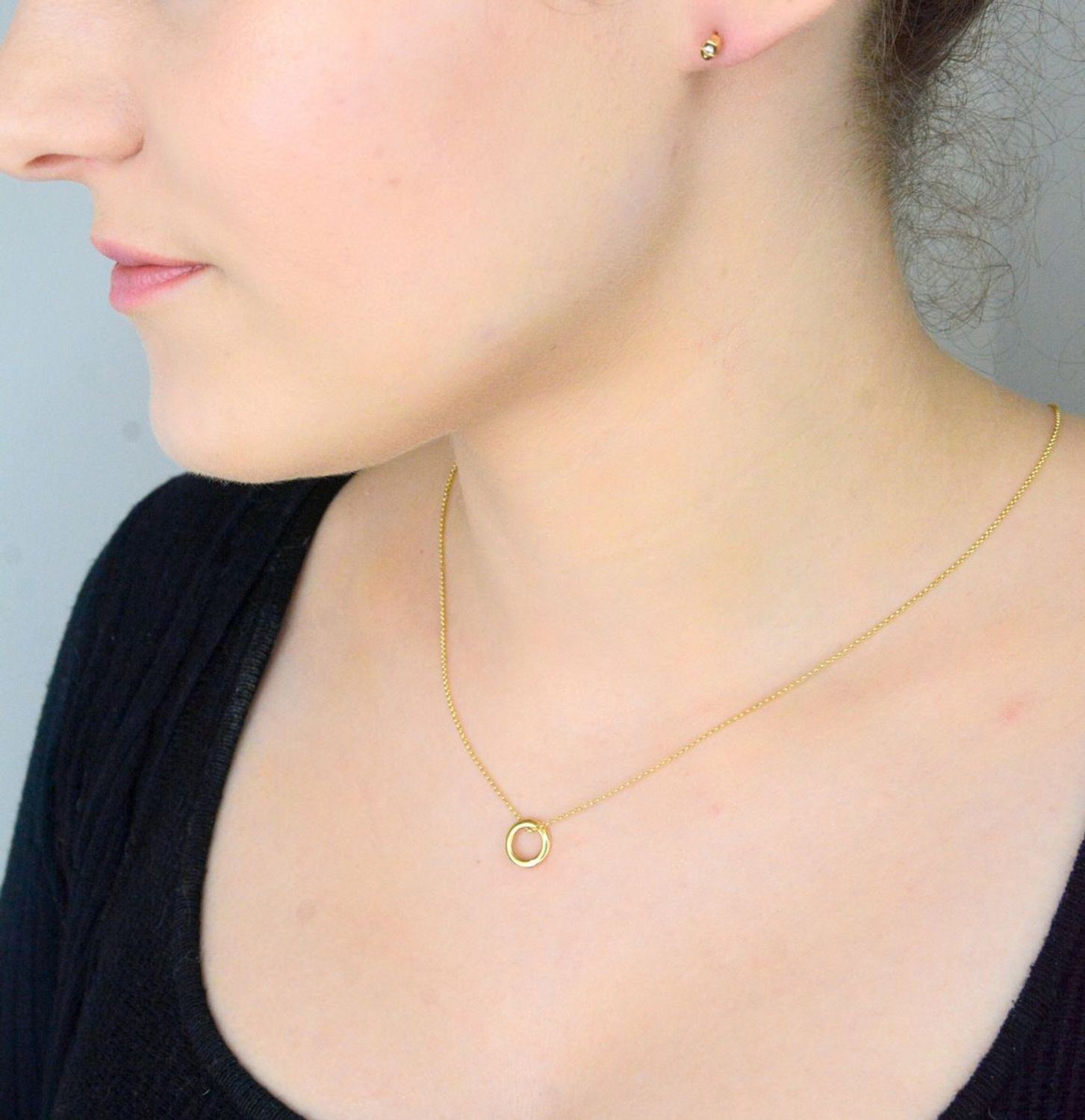 Kolczyki złote z cyrkonią małą pr 585, DIA-KLC-1023-585  Kolczyki mają podłużny kształt ozdobione małą cyrkonią. Kolczyki to ponadczasowa biżuteria, która pasuje do każdego rodzaju stylizacji. 1.jpg