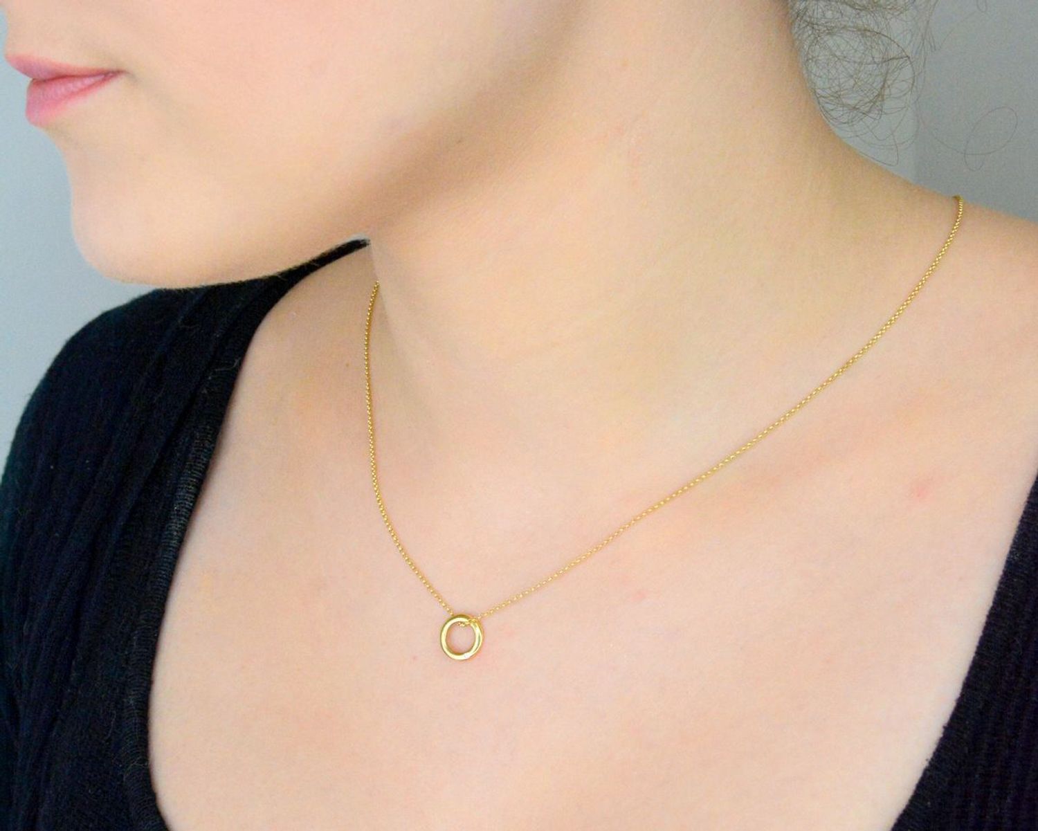 Kolczyki złote z cyrkonią małą pr 585, DIA-KLC-1023-585  Kolczyki mają podłużny kształt ozdobione małą cyrkonią. Kolczyki to ponadczasowa biżuteria, która pasuje do każdego rodzaju stylizacji. 1.jpg