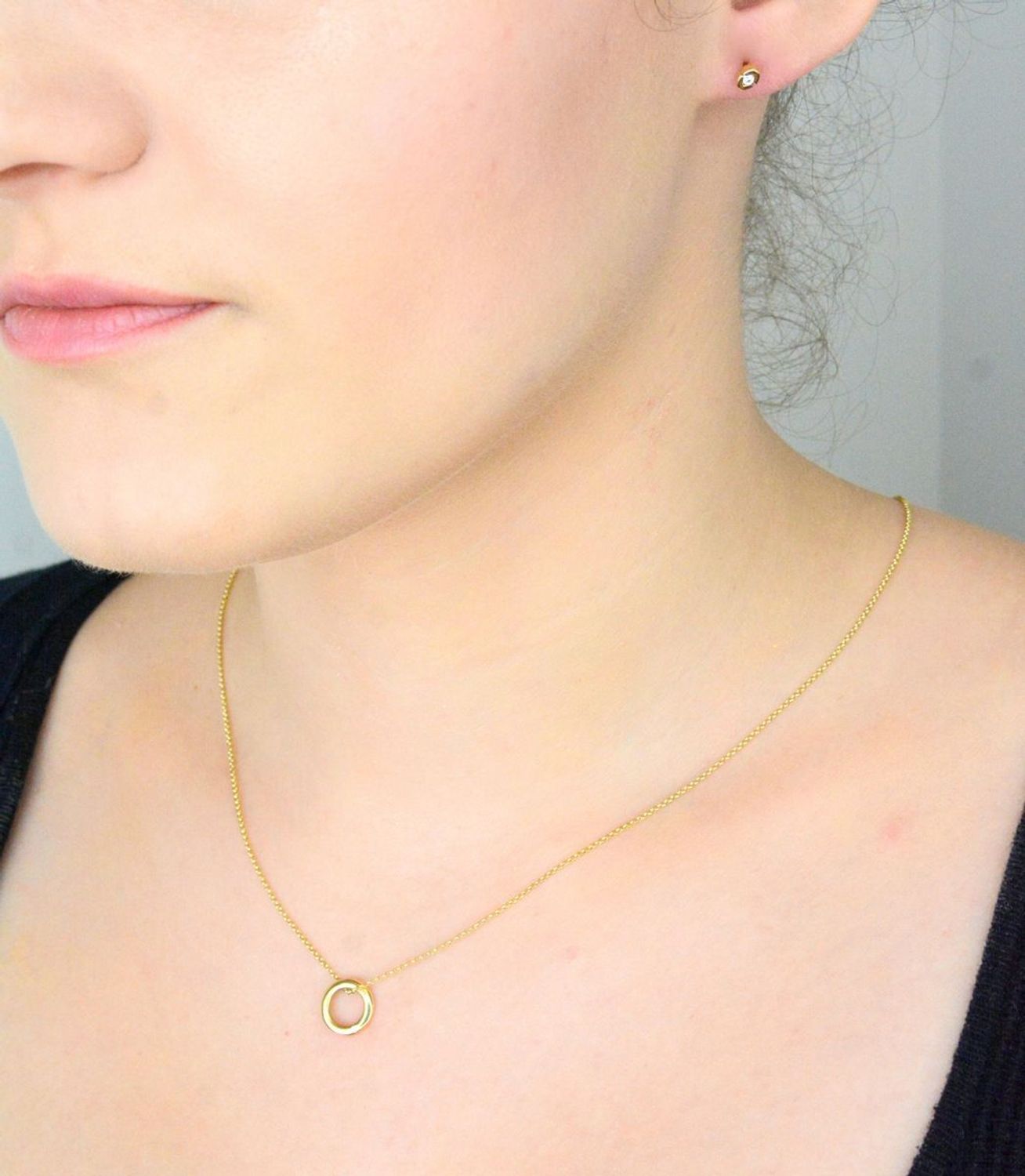 Kolczyki złote z cyrkonią małą pr 585, DIA-KLC-1023-585  Kolczyki mają podłużny kształt ozdobione małą cyrkonią. Kolczyki to ponadczasowa biżuteria, która pasuje do każdego rodzaju stylizacji. 1.jpg