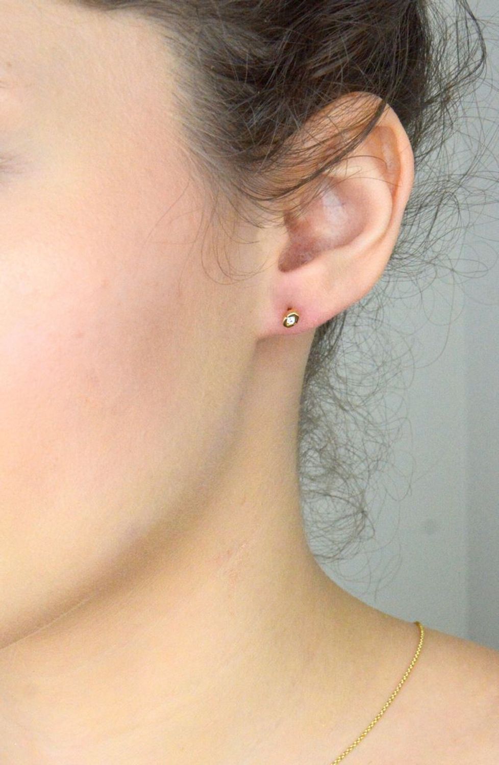 Kolczyki złote z cyrkonią małą pr 585, DIA-KLC-1023-585  Kolczyki mają podłużny kształt ozdobione małą cyrkonią. Kolczyki to ponadczasowa biżuteria, która pasuje do każdego rodzaju stylizacji. 1.jpg