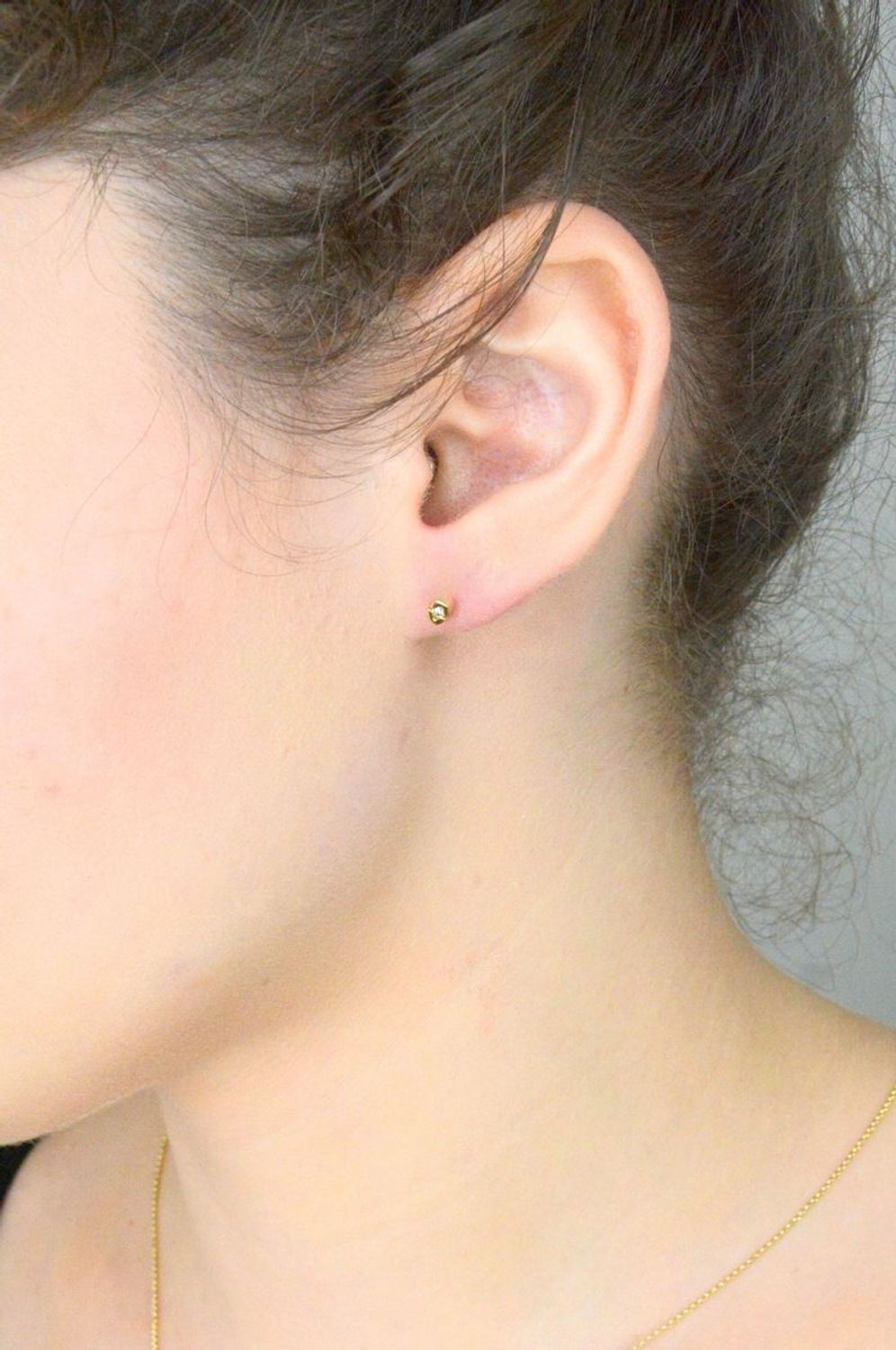 Kolczyki złote z cyrkonią małą pr 585, DIA-KLC-1023-585  Kolczyki mają podłużny kształt ozdobione małą cyrkonią. Kolczyki to ponadczasowa biżuteria, która pasuje do każdego rodzaju stylizacji. 1.jpg