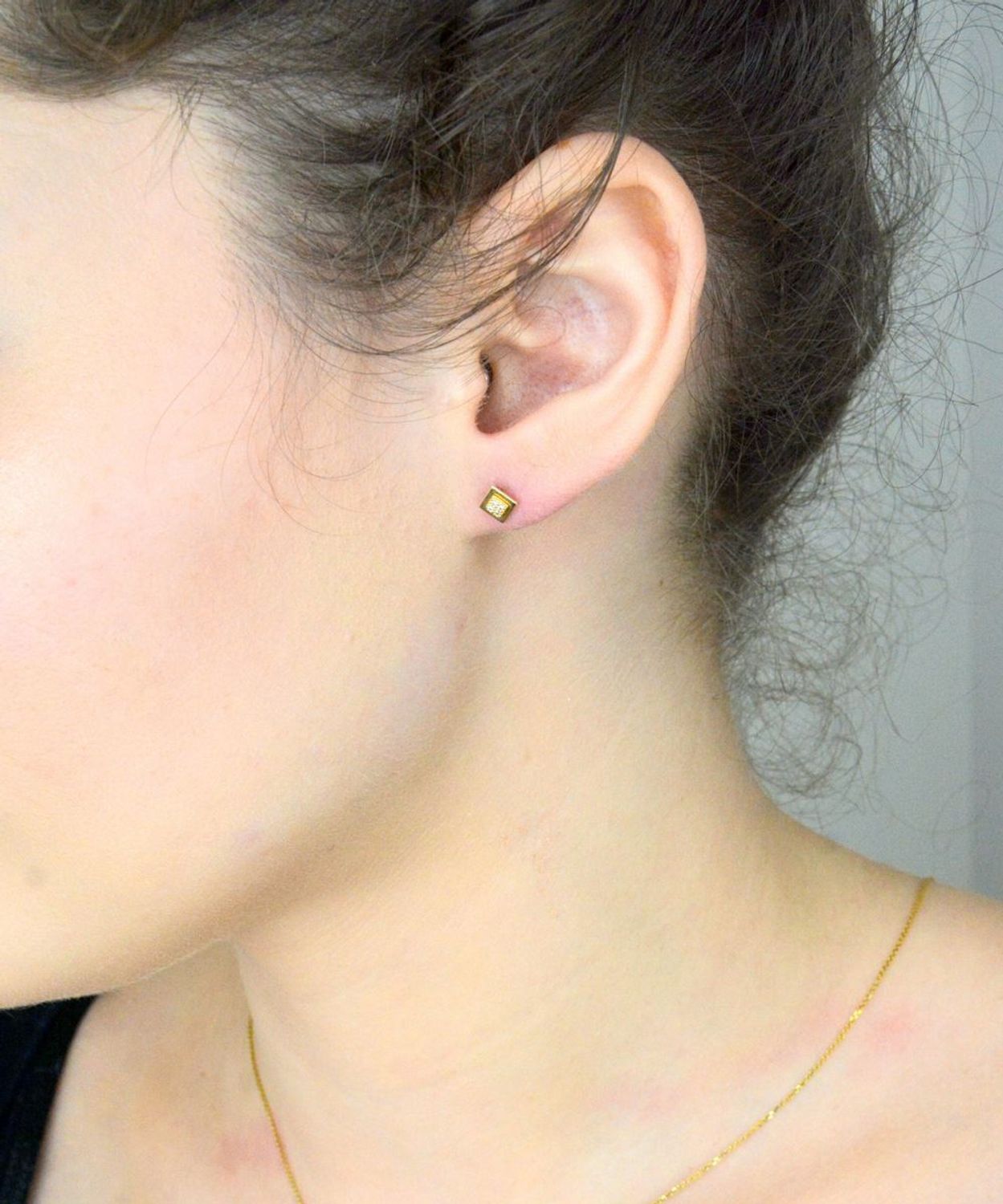 Kolczyki złote kwadraciki z cyrkoniami 585 DIA-KLC-1026-585 Złote kolczyki 585 kwadraciki. Te oryginalne kolczyki ze złota, kształtem elementu ozdobnego przypominają 1.jpg