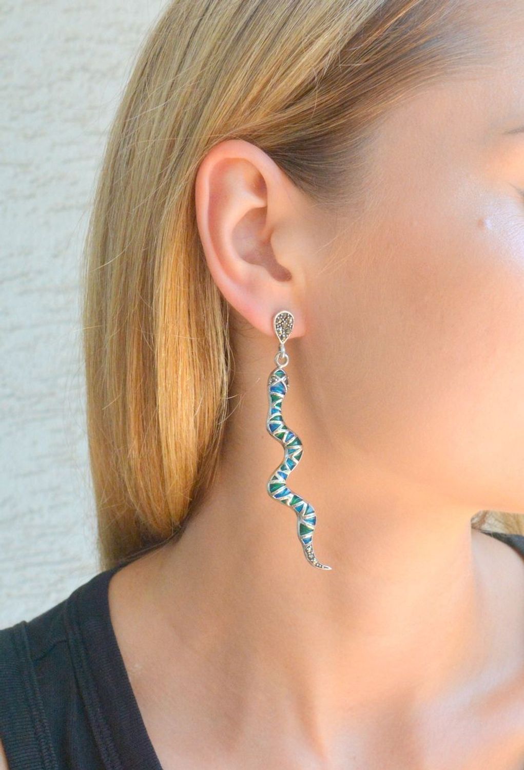 Srebrne wiszące kolczyki damskie długie Węże z markazytami DIA-KLC-10264-925. Oryginalne kolczyki. Wyszukana srebrna biżuteria. Artystyczna biżuteria. Kolczyki żmije. Kolczyki na prezent dla kobiety. Kolorowe srebrne węże..jpg