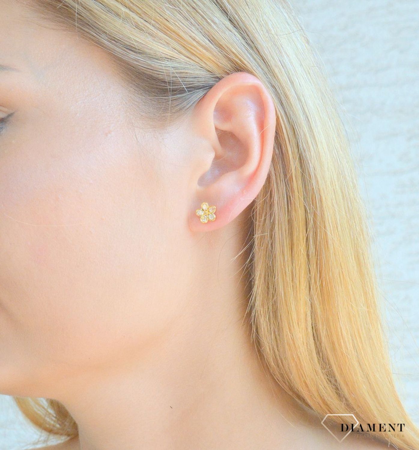 Srebrne kolczyki damskie pozłacane kwiatki z cyrkoniami DIA-KLC-10266-925. Srebrne kolczyki damskie. Srebrne kolczyki wkrętki. Srebrne kolczyki damskie w kształcie kwiatka. Kolczyki srebrne na sztyft pozłacane. Kolczyki srebrn.jpg