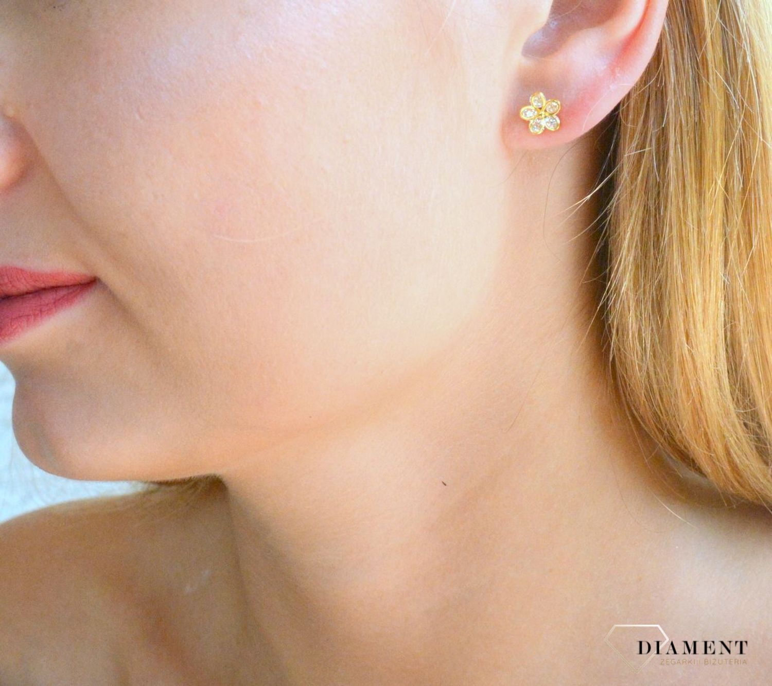 Srebrne kolczyki damskie pozłacane kwiatki z cyrkoniami DIA-KLC-10266-925. Srebrne kolczyki damskie. Srebrne kolczyki wkrętki. Srebrne kolczyki damskie w kształcie kwiatka. Kolczyki srebrne na sztyft pozłacane. Kolczyki srebrn.jpg