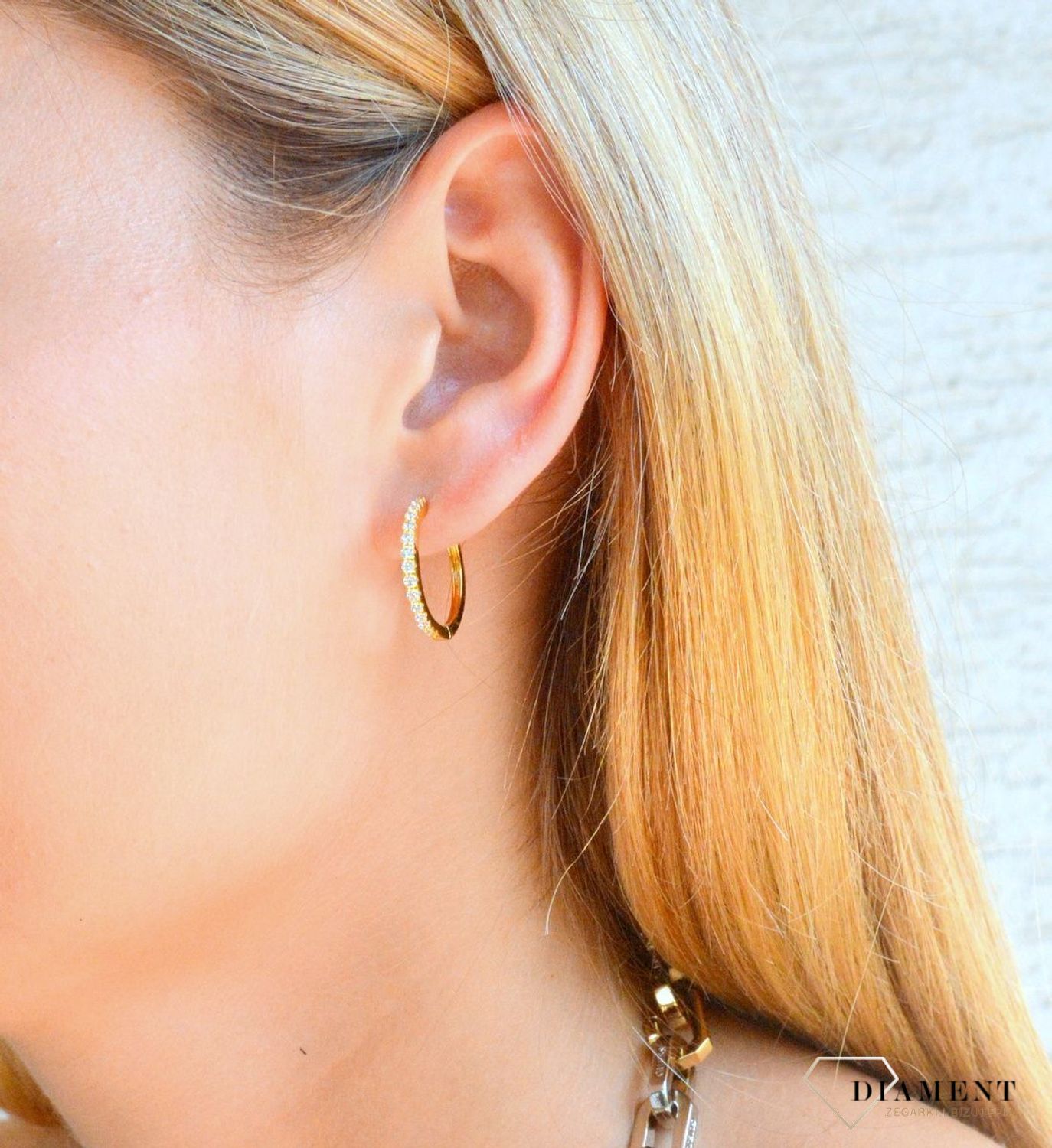 Srebrne kolczyki damskie koła pokryte złotem ozdobione cyrkonią DIA-KLC-10267-925. Kolczyki koła pozłacane. Kolczyki koła w złotym kolorze. Złota biżuteria na prezent dla kobiety. Koła z cyrkoniami..jpg