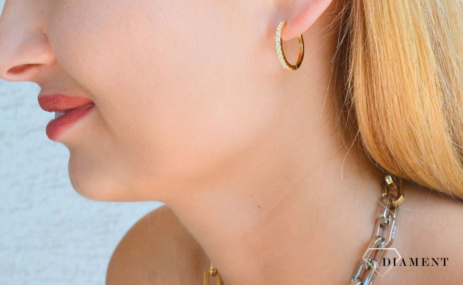 Srebrne kolczyki damskie koła pokryte złotem ozdobione cyrkonią DIA-KLC-10267-925. Kolczyki koła pozłacane. Kolczyki koła w złotym kolorze. Złota biżuteria na prezent dla kobiety. Koła z cyrkoniami..jpg