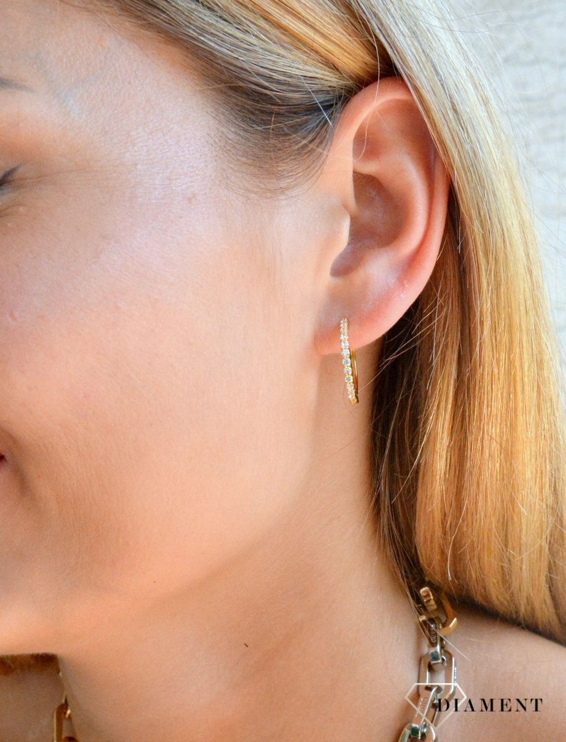 Srebrne kolczyki damskie koła pokryte złotem ozdobione cyrkonią DIA-KLC-10267-925. Kolczyki koła pozłacane. Kolczyki koła w złotym kolorze. Złota biżuteria na prezent dla kobiety. Koła z cyrkoniami..jpg