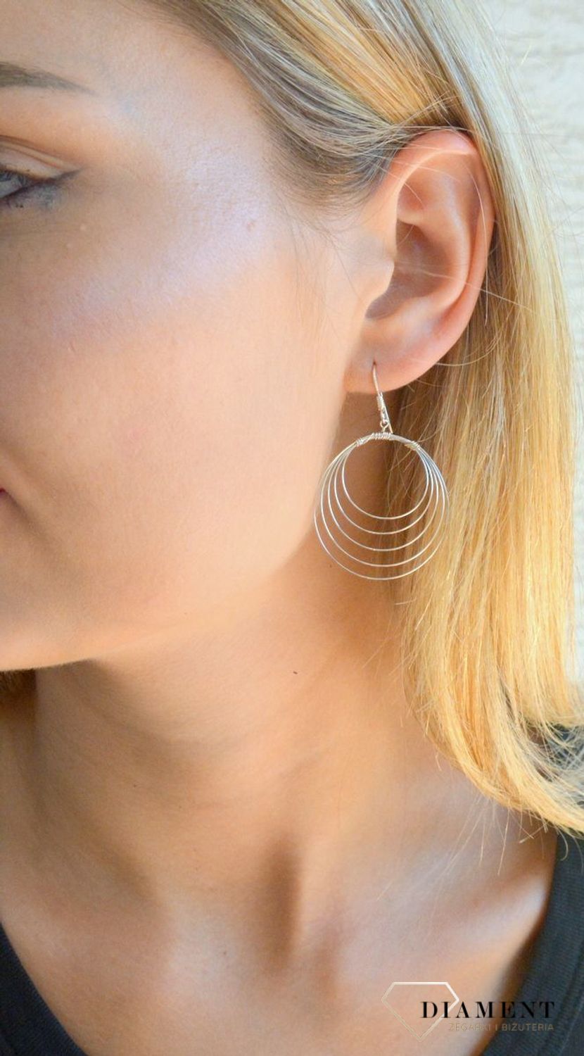 Srebrne kolczyki damskie 925 lekkie wiszące kółka DIA-KLC-10268-925. Srebrne kolczyki damskie. Srebrne kolczyki koła. Srebrne koła klasyczne. Srebrne klasyczne kolczyki gładkie koła. Srebrne kolczyki koła idealna na prezent..jpg