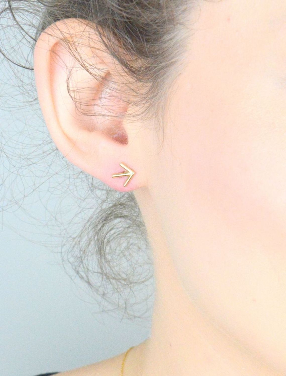 Kolczyki damskie złote gładkie strzałki 585 DIA-KLC-1027-585 Złote kolczyki próby 585 w kształcie strzałek to nowoczesny i dynamiczny wybór, który wyróżnia się minimalistycznym, 1.jpg