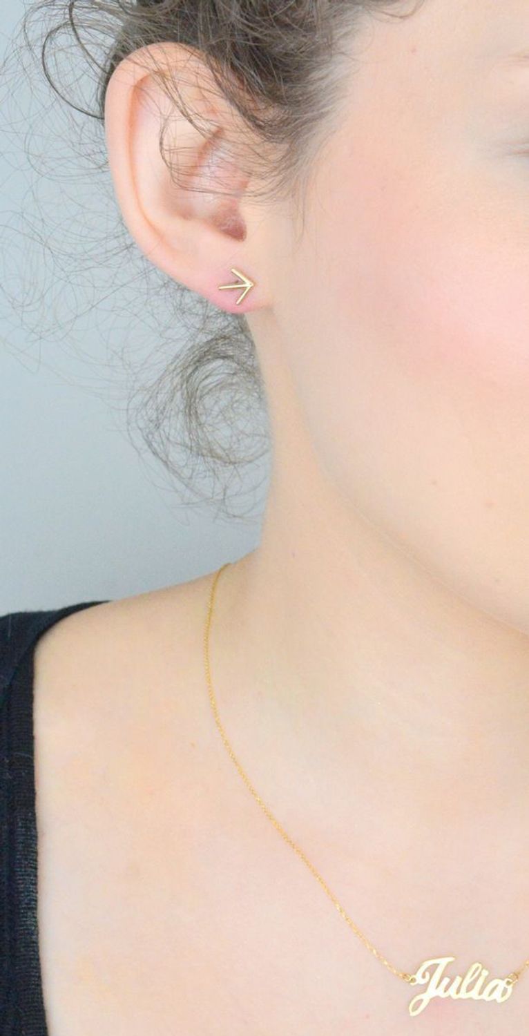 Kolczyki damskie złote gładkie strzałki 585 DIA-KLC-1027-585 Złote kolczyki próby 585 w kształcie strzałek to nowoczesny i dynamiczny wybór, który wyróżnia się minimalistycznym, 1.jpg