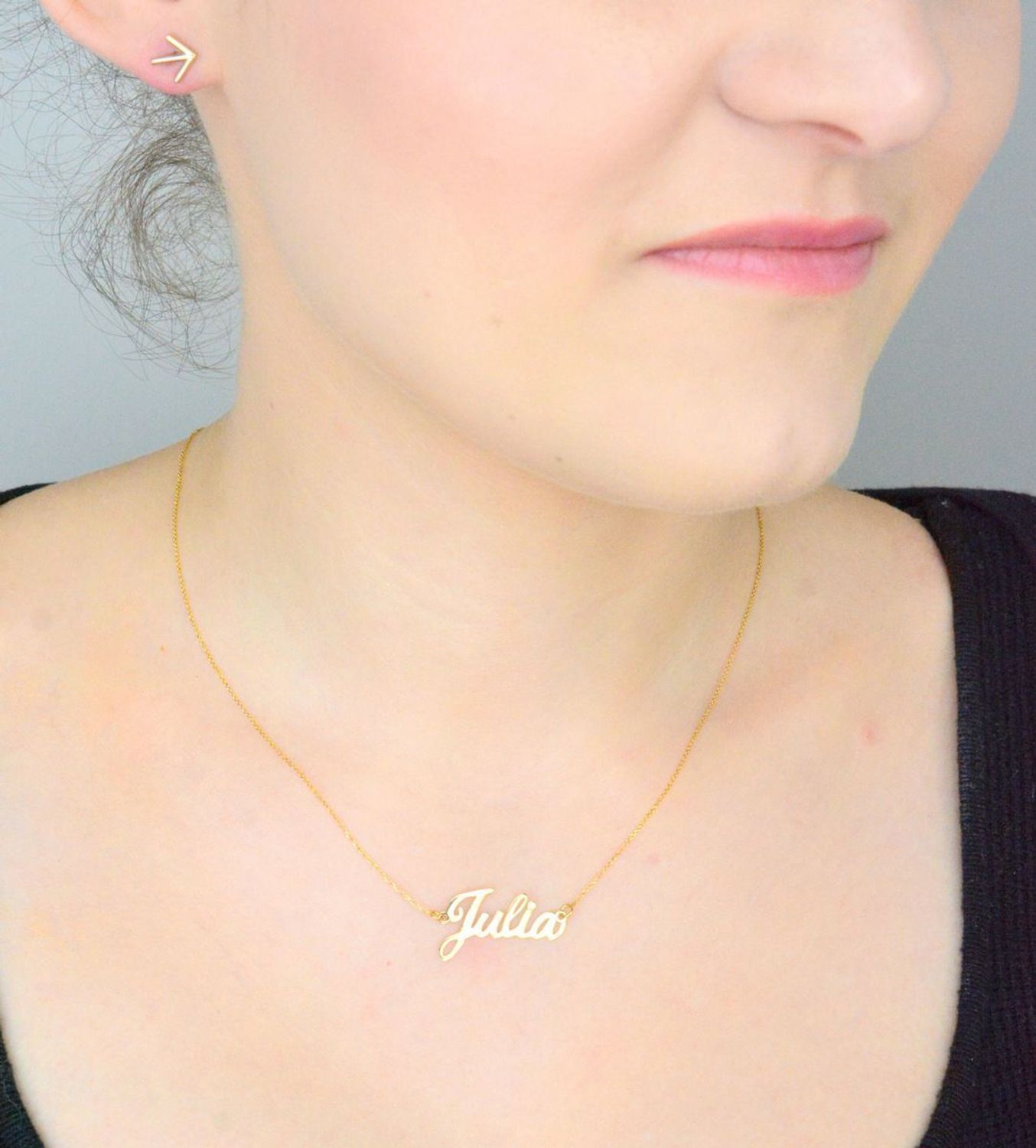 Kolczyki damskie złote gładkie strzałki 585 DIA-KLC-1027-585 Złote kolczyki próby 585 w kształcie strzałek to nowoczesny i dynamiczny wybór, który wyróżnia się minimalistycznym, 1.jpg