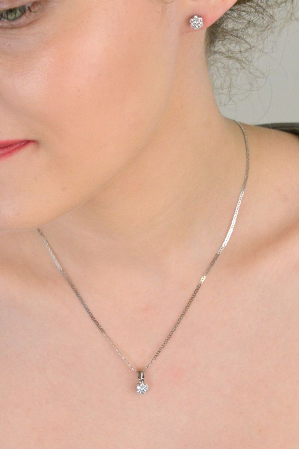 Kolczyki srebrne kwiatki z cyrkoniami próba 925, DIA-KLC-10273-925 Kolczyki w kształcie kwiatków to idealny wybór dla miłośniczek delikatnej i kobiecej biżuterii. 1.jpg